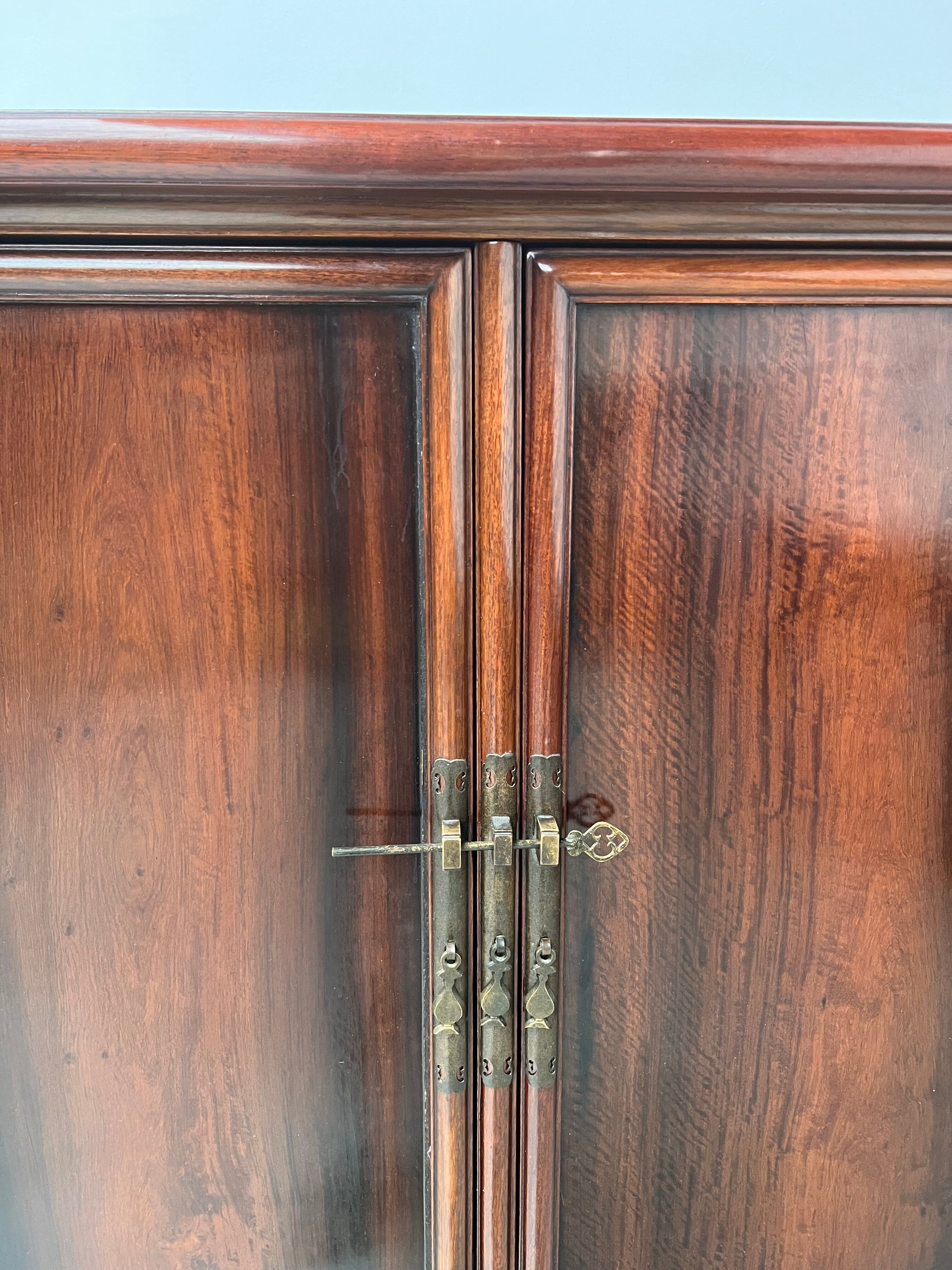 Chinese trapezoidal roller cabinet, made of rosewood.