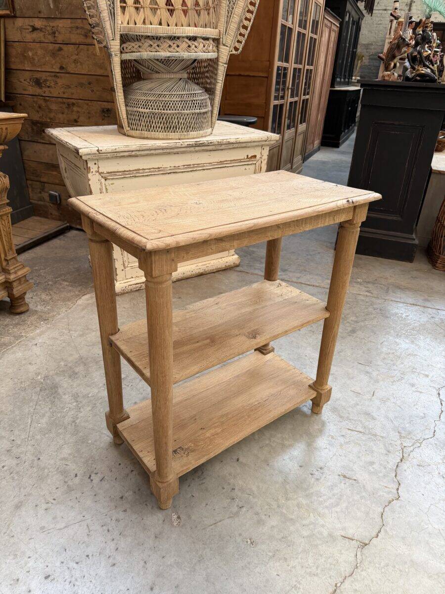 Shelf with 3 oak shelves.