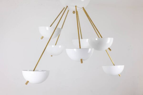 Stilnovo. Lustre en laiton doré et métal laqué blanc. Contemporain.