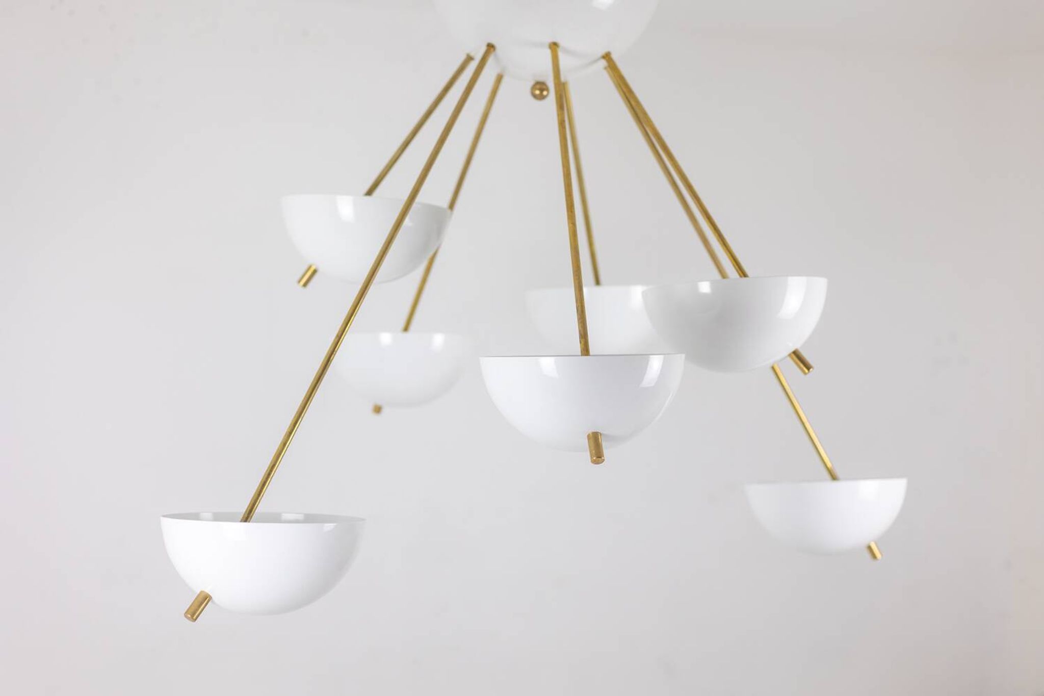 Stilnovo. Chandelier in gilded brass and white lacquered metal. Contemporary.