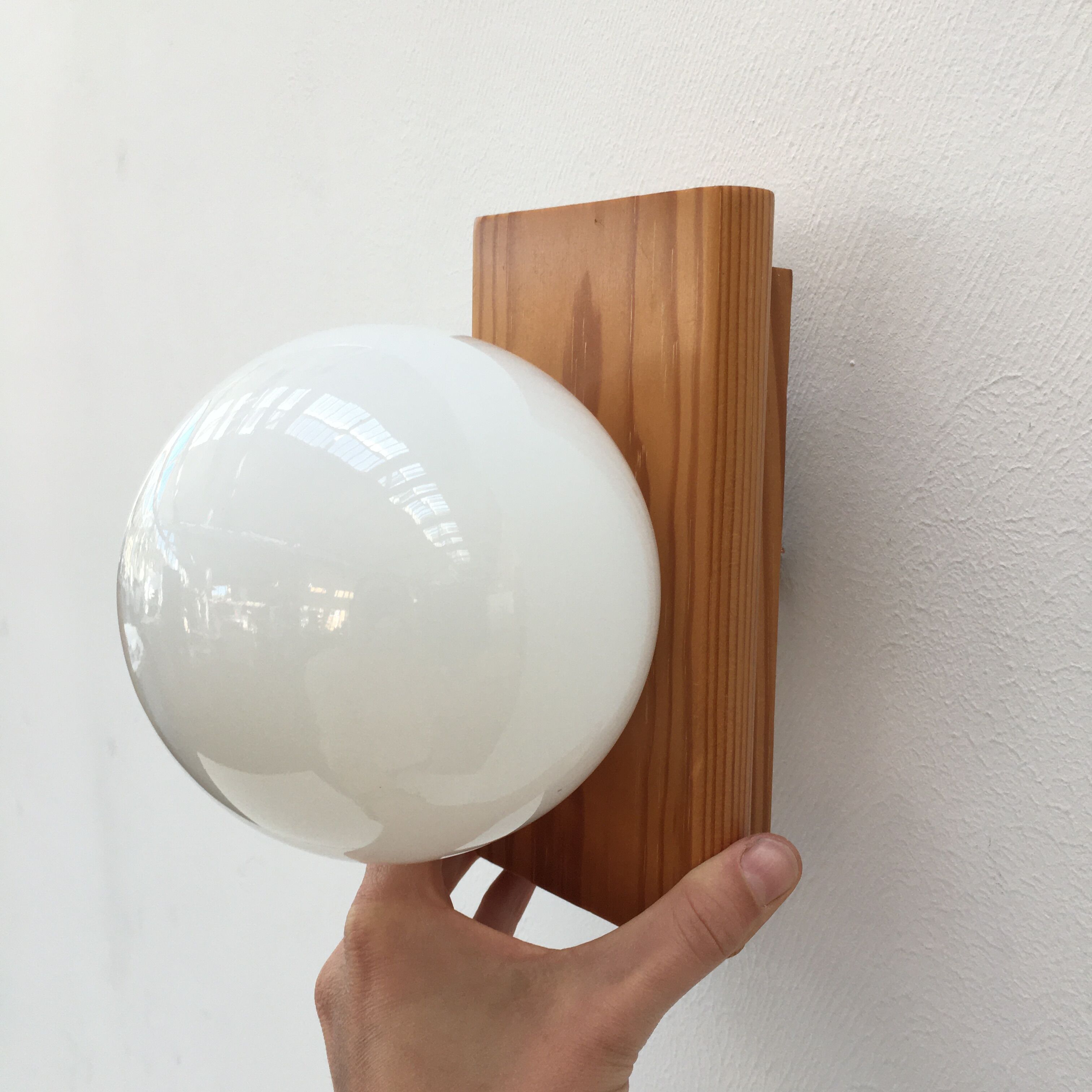 Modernist wall lamp in pine and opaline