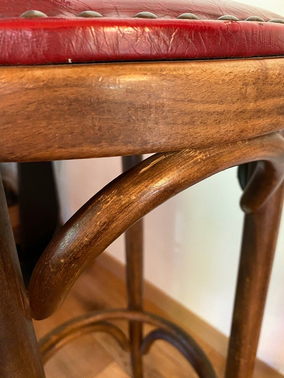 Paire de tabourets de bistrot en bois tourné et assise en skaï rouge XX siècle