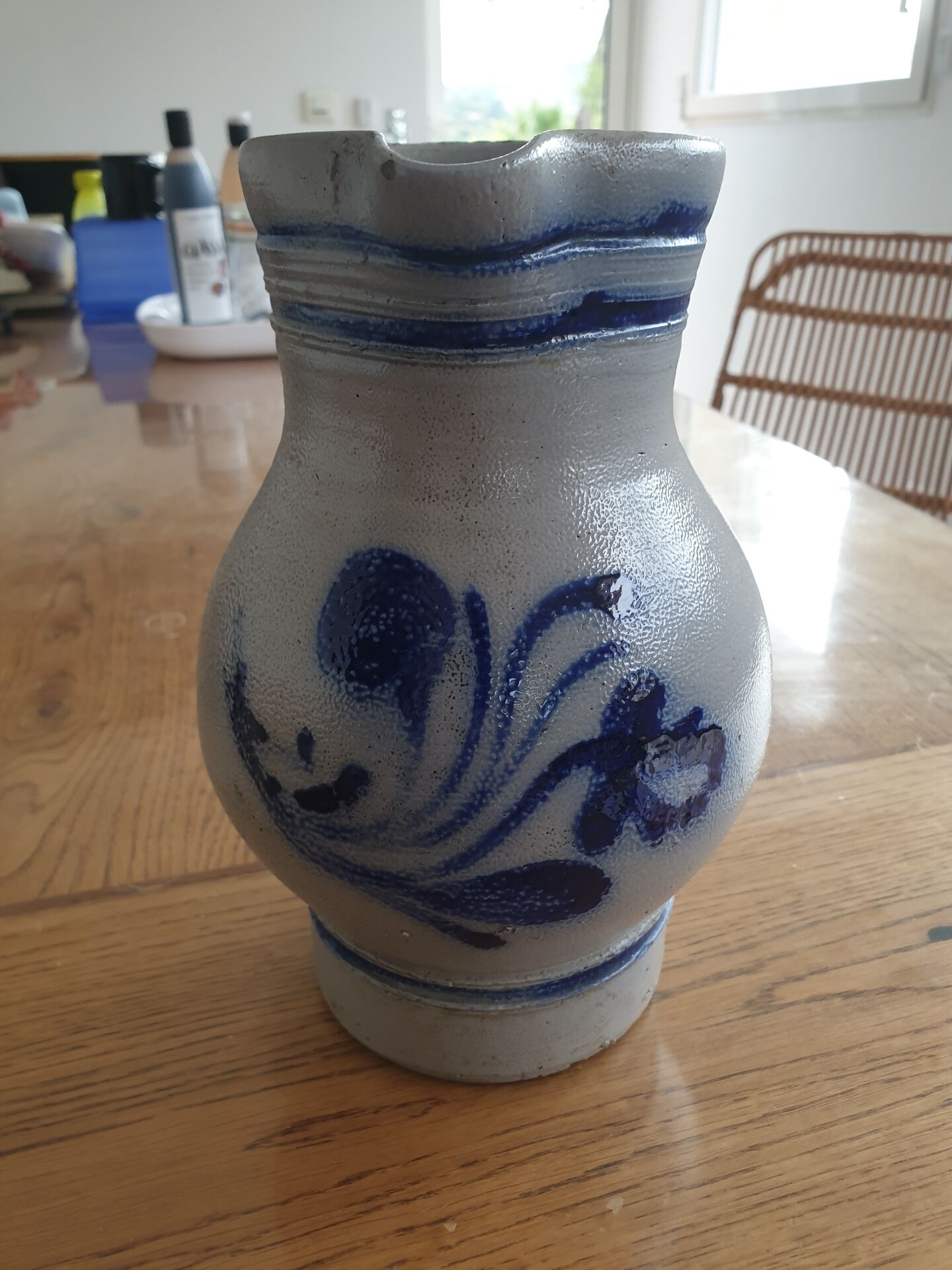 Grey carafe email decoration