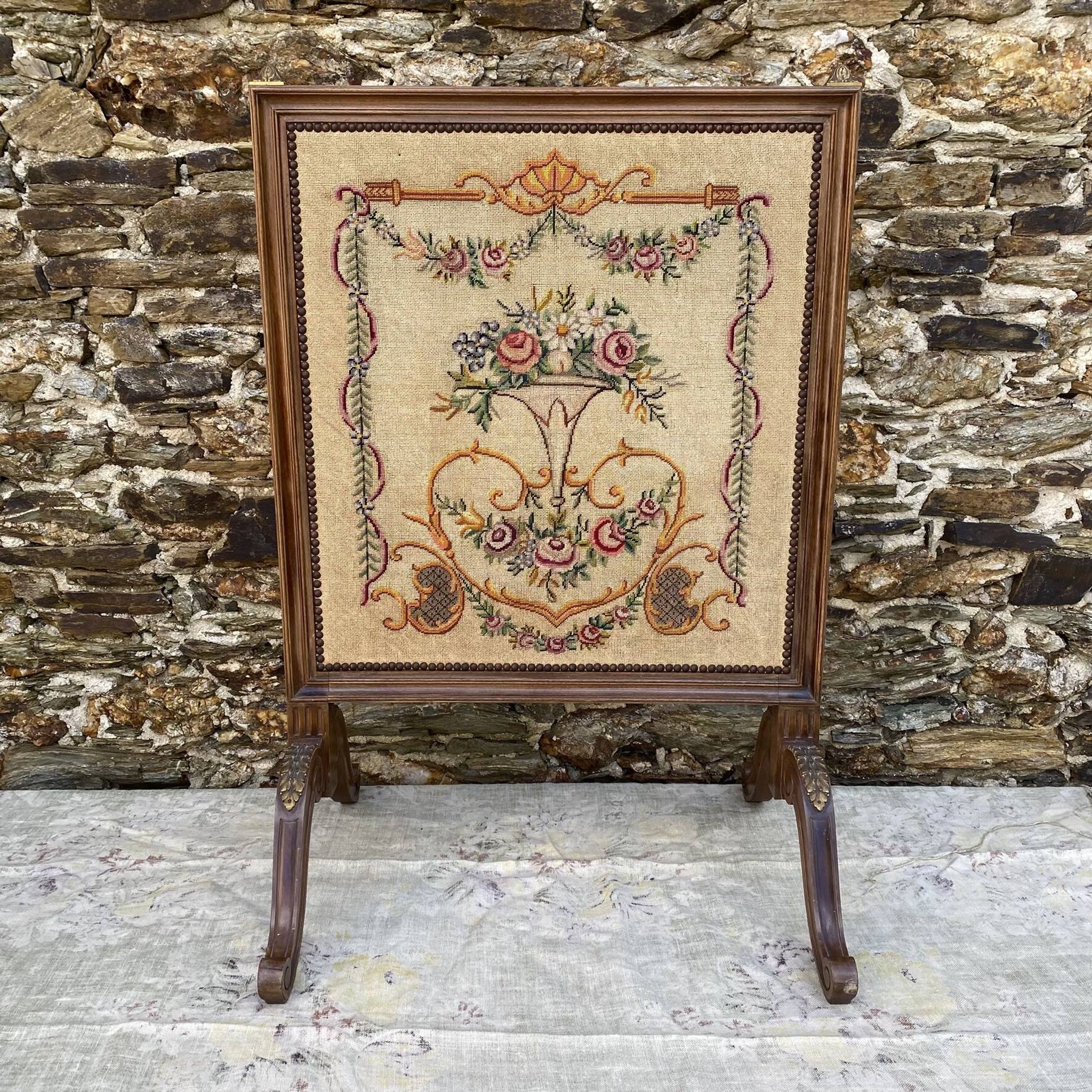 Ecran de cheminée en bois et tissu brodé 94X62