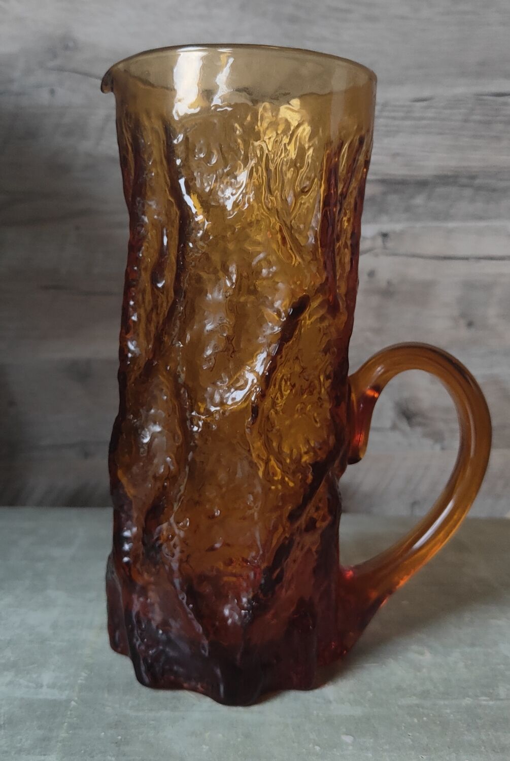 Pitcher and its glasses in amber glass