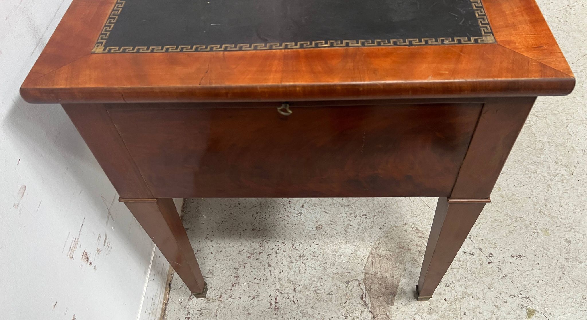 Bureau plat de style Louis XVI en acjou et placage XIX siècle
