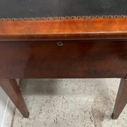 Bureau plat de style Louis XVI en acjou et placage XIX siècle