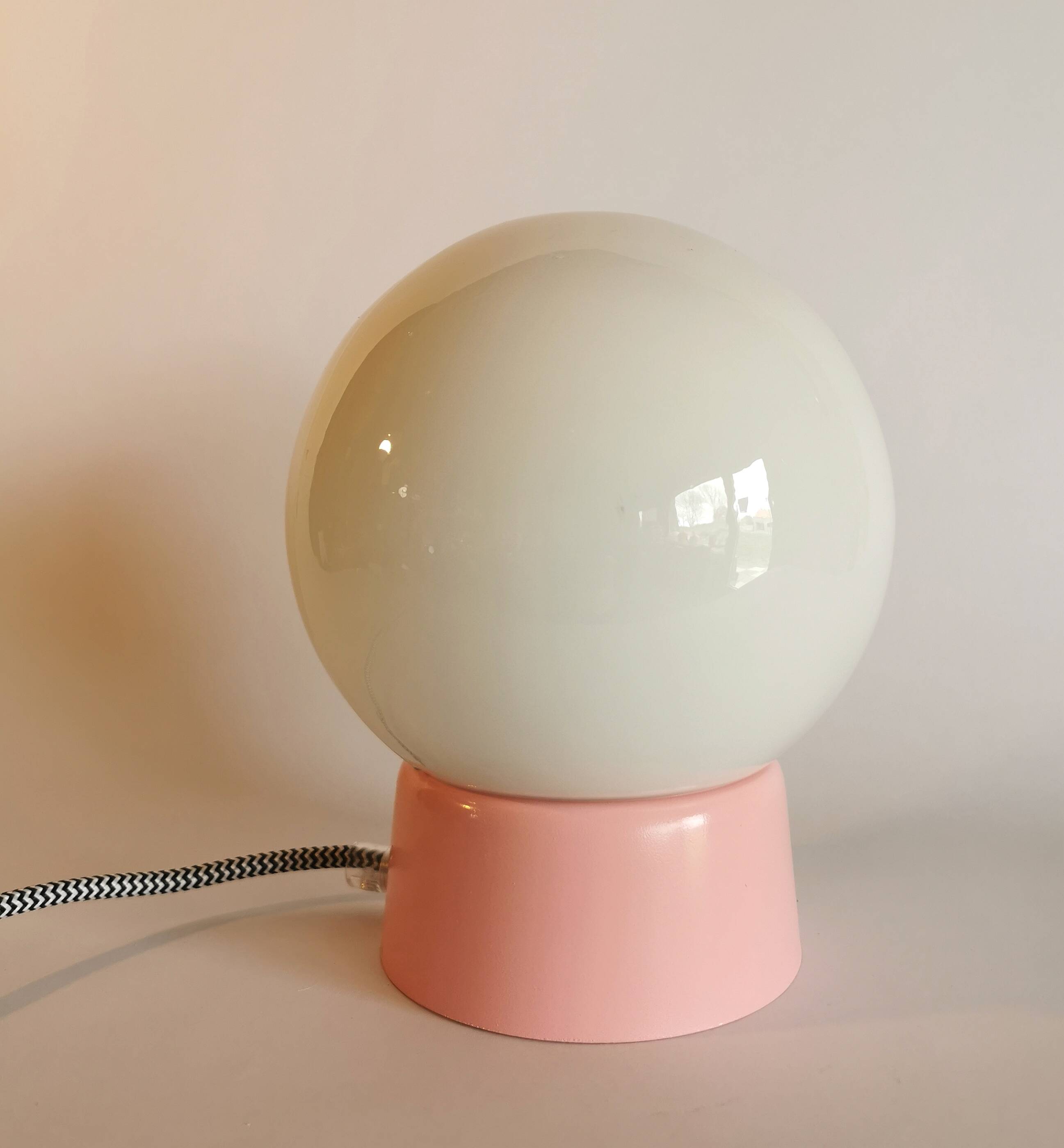 Vintage white opaline living room bedside desk lamp "Malabar"