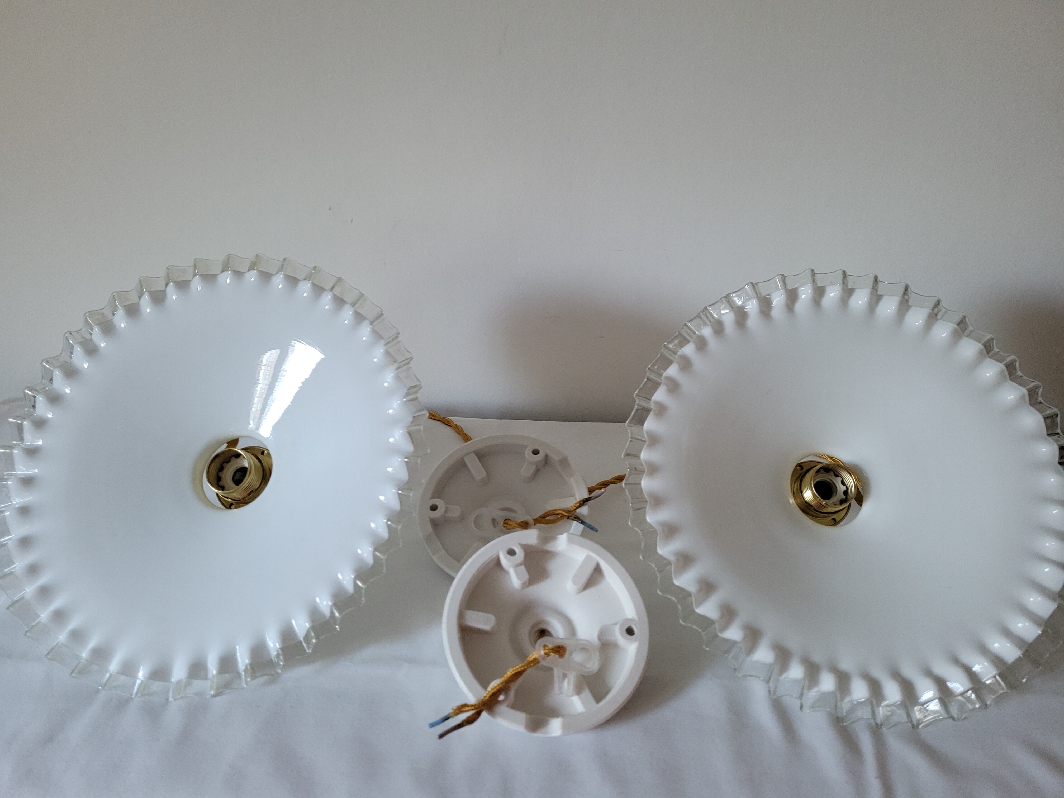 Duo de suspensions en opaline dentelée