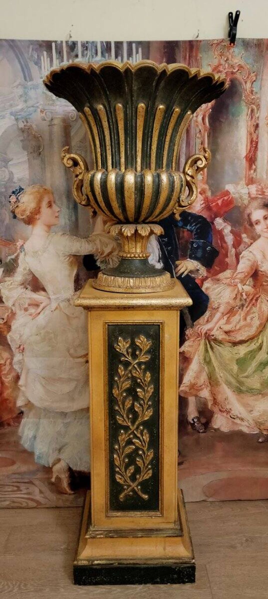 Very important decorative basin in carved and gilded wood, resting on its matching pedestal.