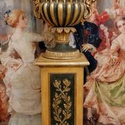 Very important decorative basin in carved and gilded wood, resting on its matching pedestal.