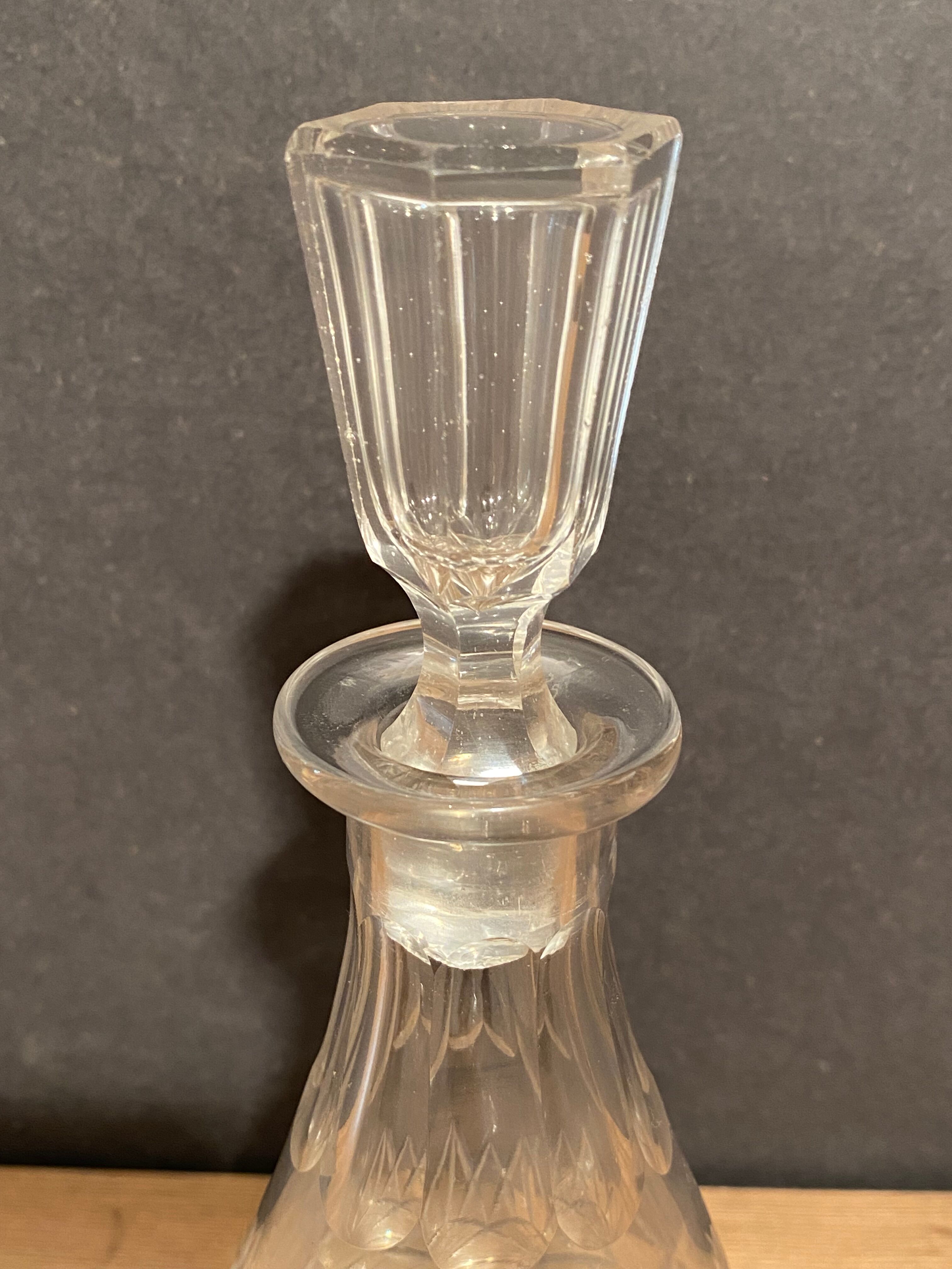 Piriform carafe in cut crystal