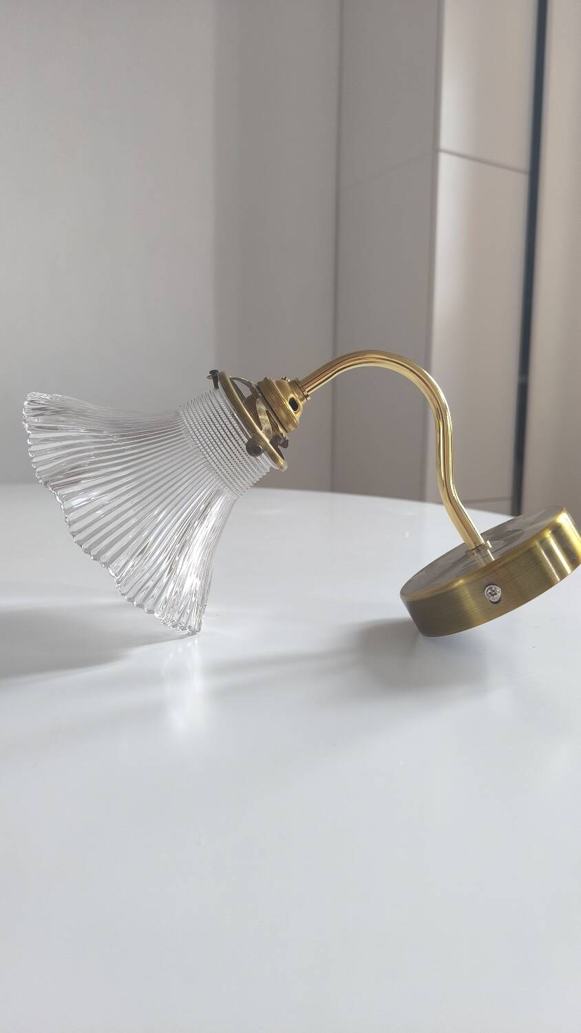 Applique en verre holophan et laiton doré