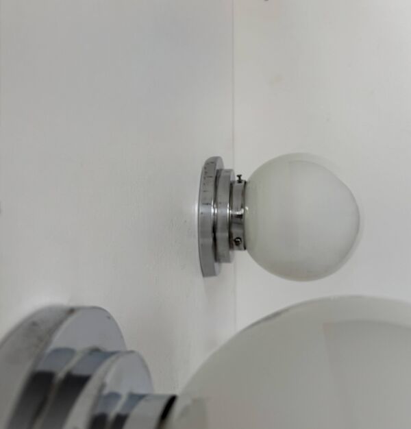 Paire d'appliques vintage moderniste art déco, chrome et opaline, France