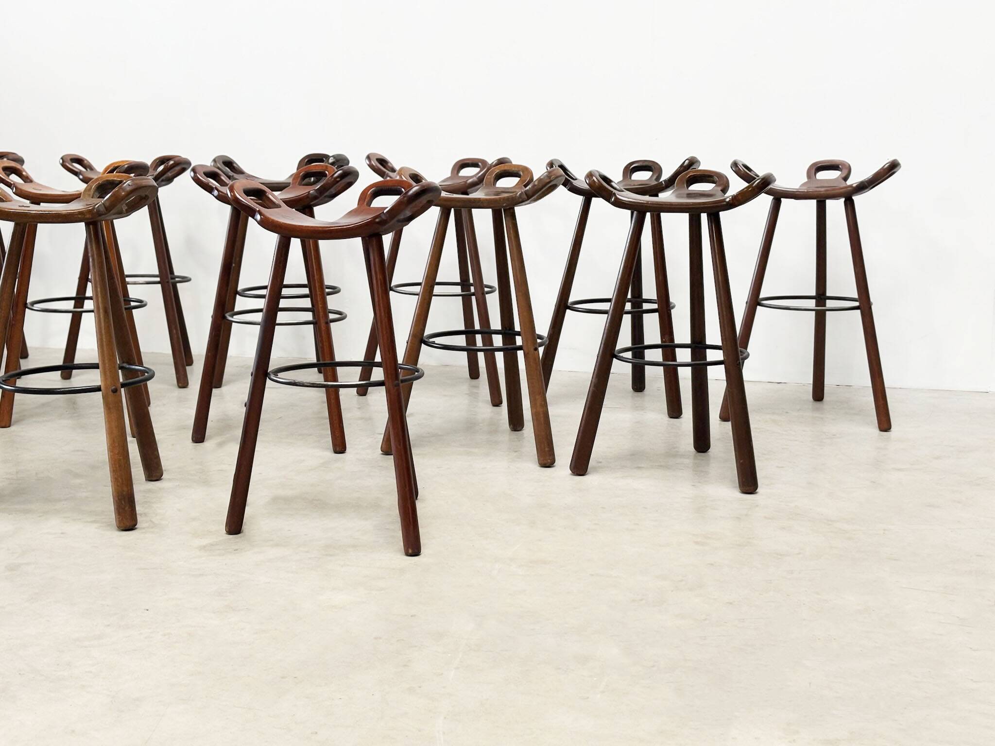 Grand ensemble de tabourets de bar espagnols, vendus à l'unité