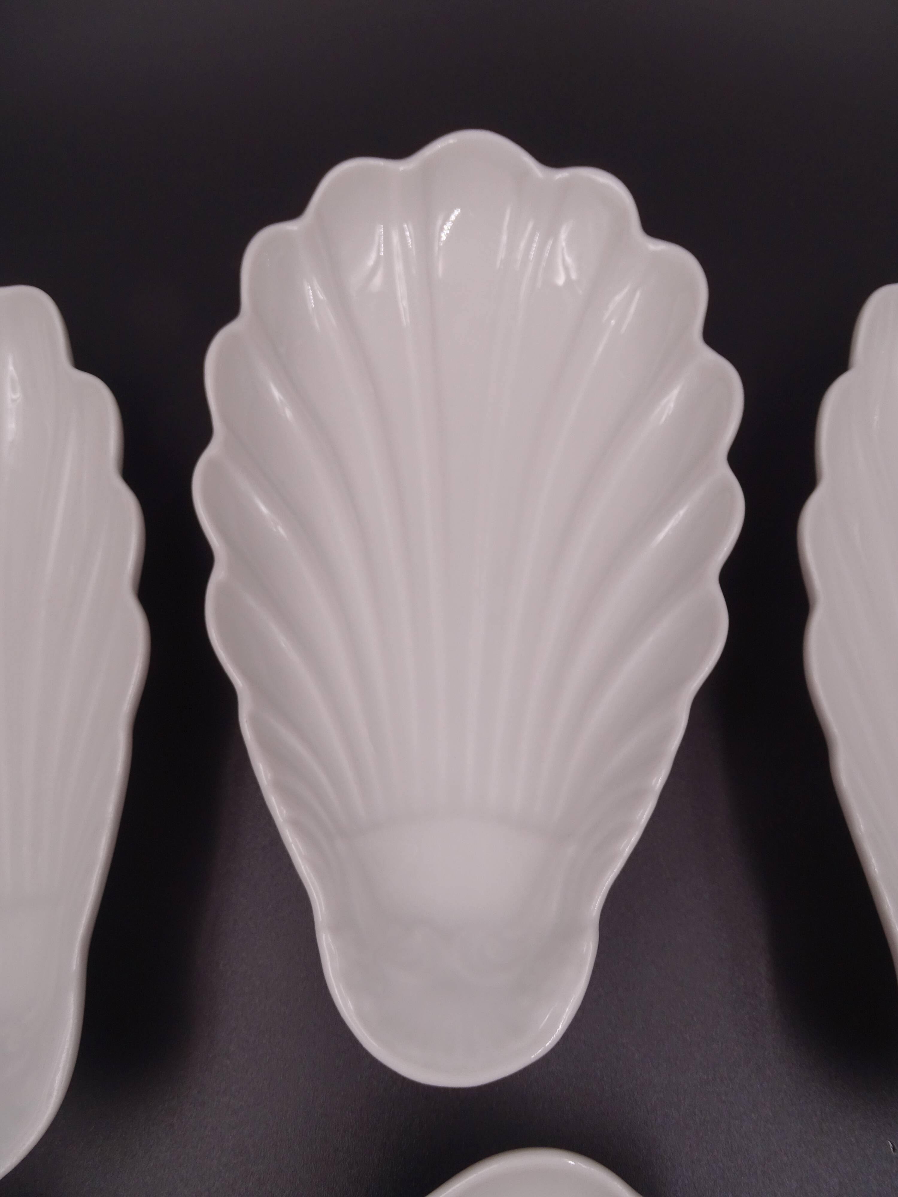 Set of 7 cups in white porcelain and in the shape of a shell - Pillivuyt around 1940