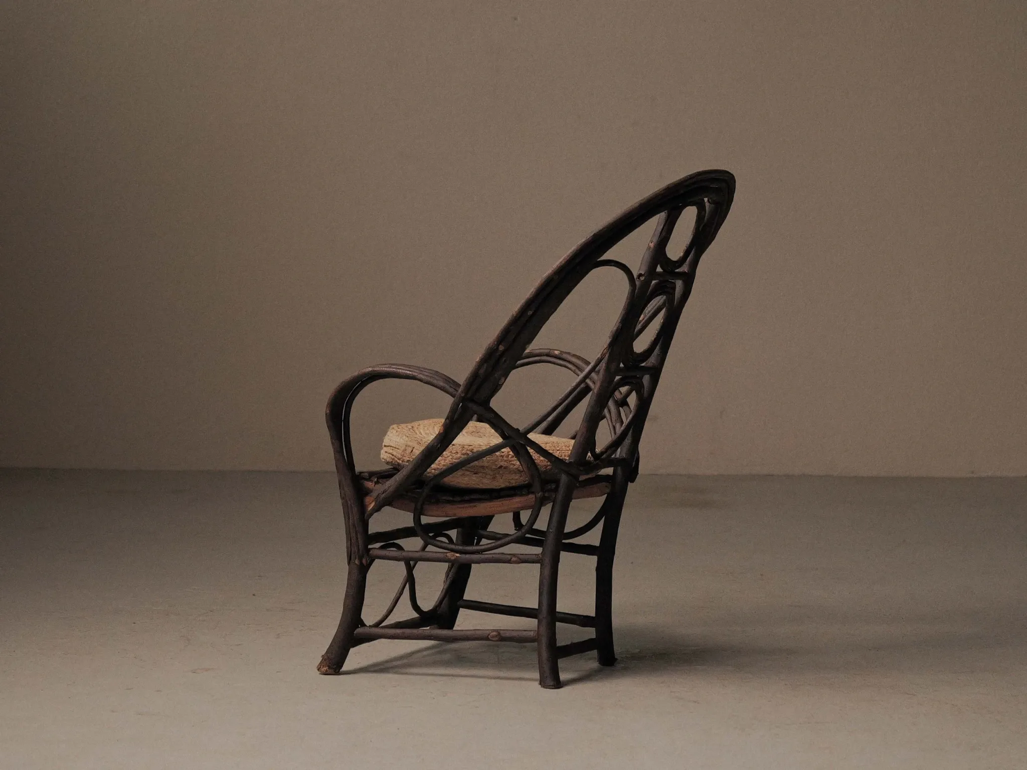 Fauteuil sculptural en bois courbé , Art Populaire, vers 1900