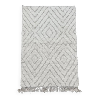 Small Moroccan rug with white diamonds.
