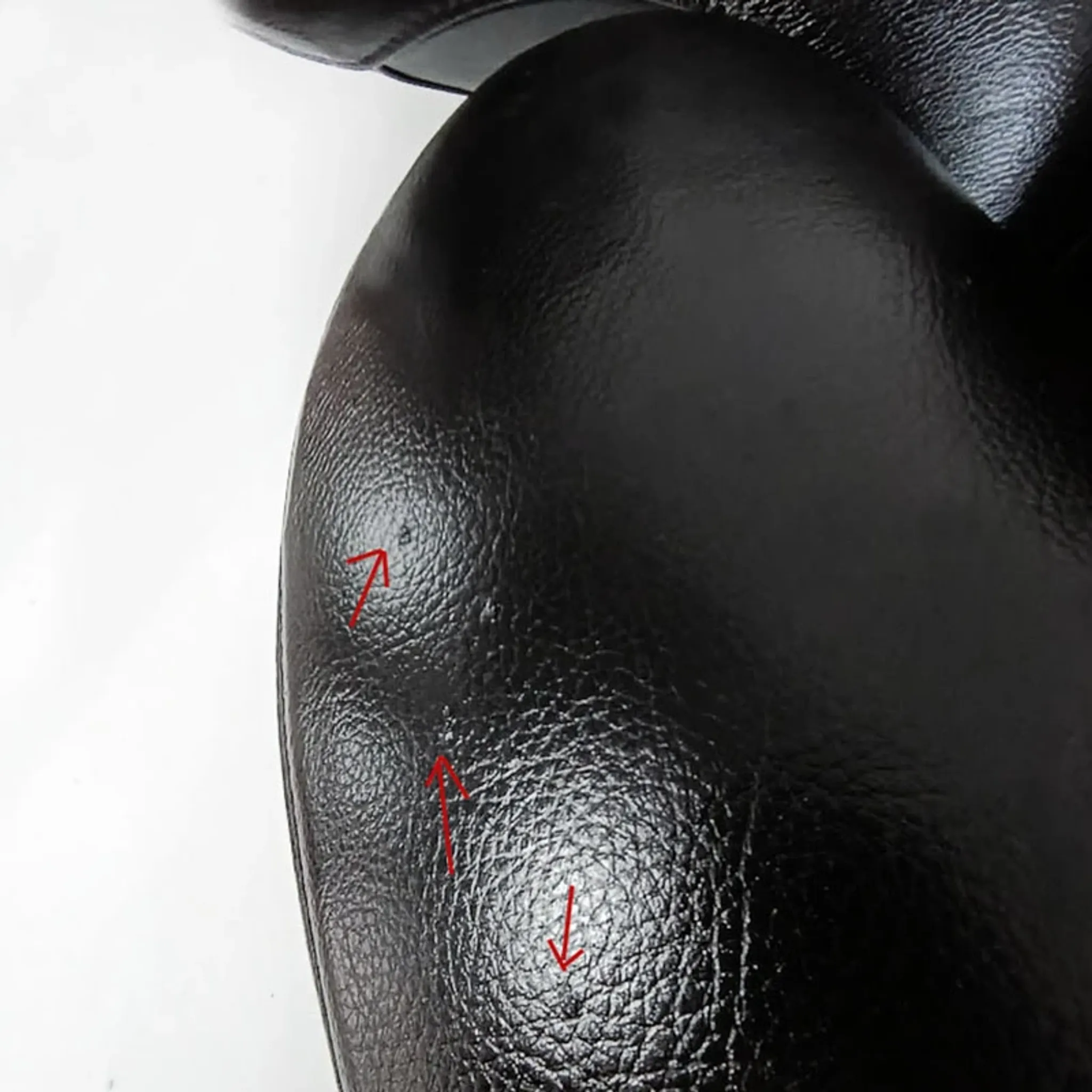 "Dodo" armchair in black leather. Design by Toshiyuki Kita. Cassina. Italy.