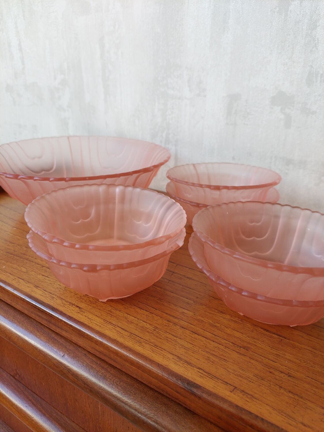 Ensemble de bols en verre dépoli rose
