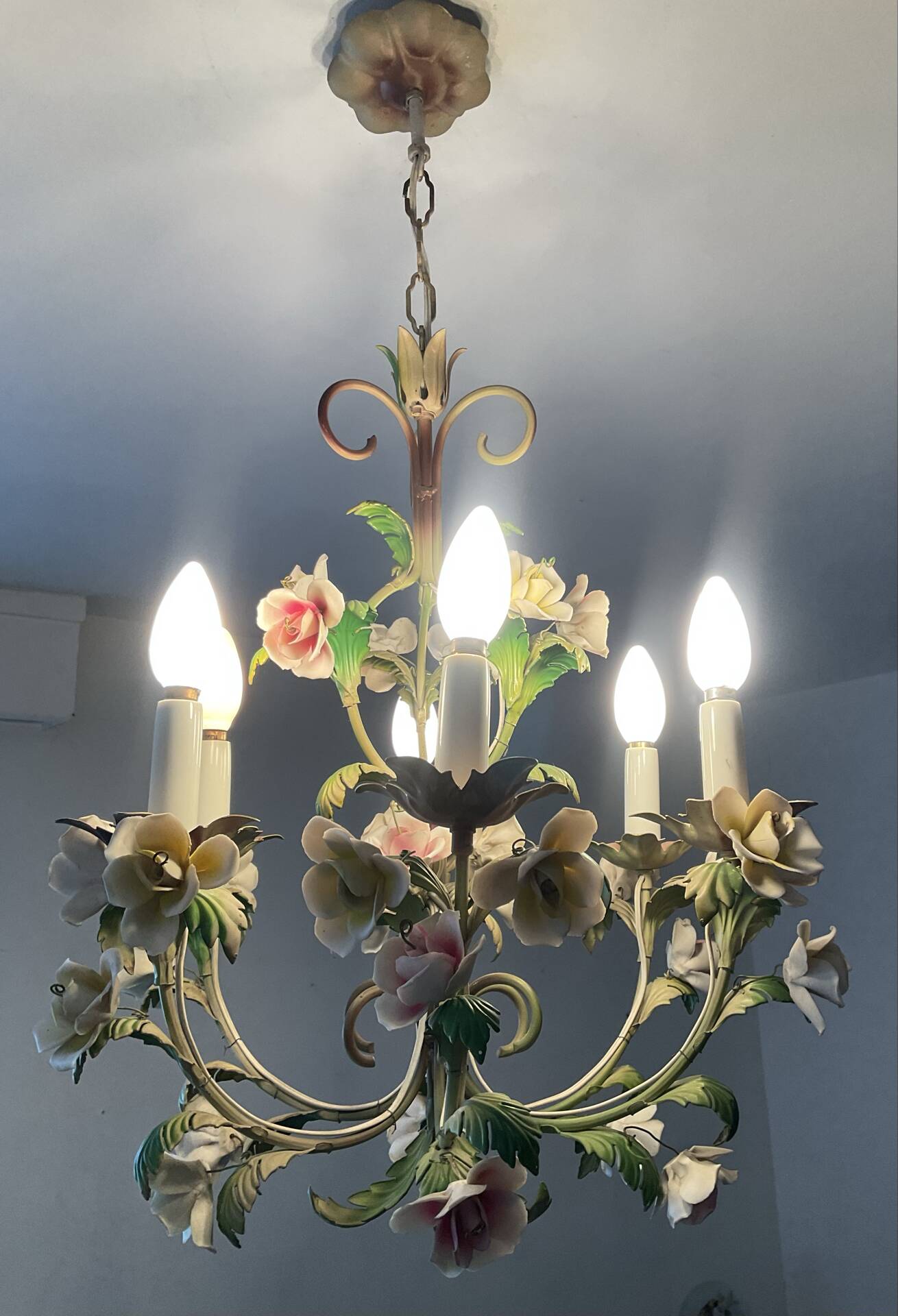Vintage Italian chandelier in porcelain and tin from the 1950s.
