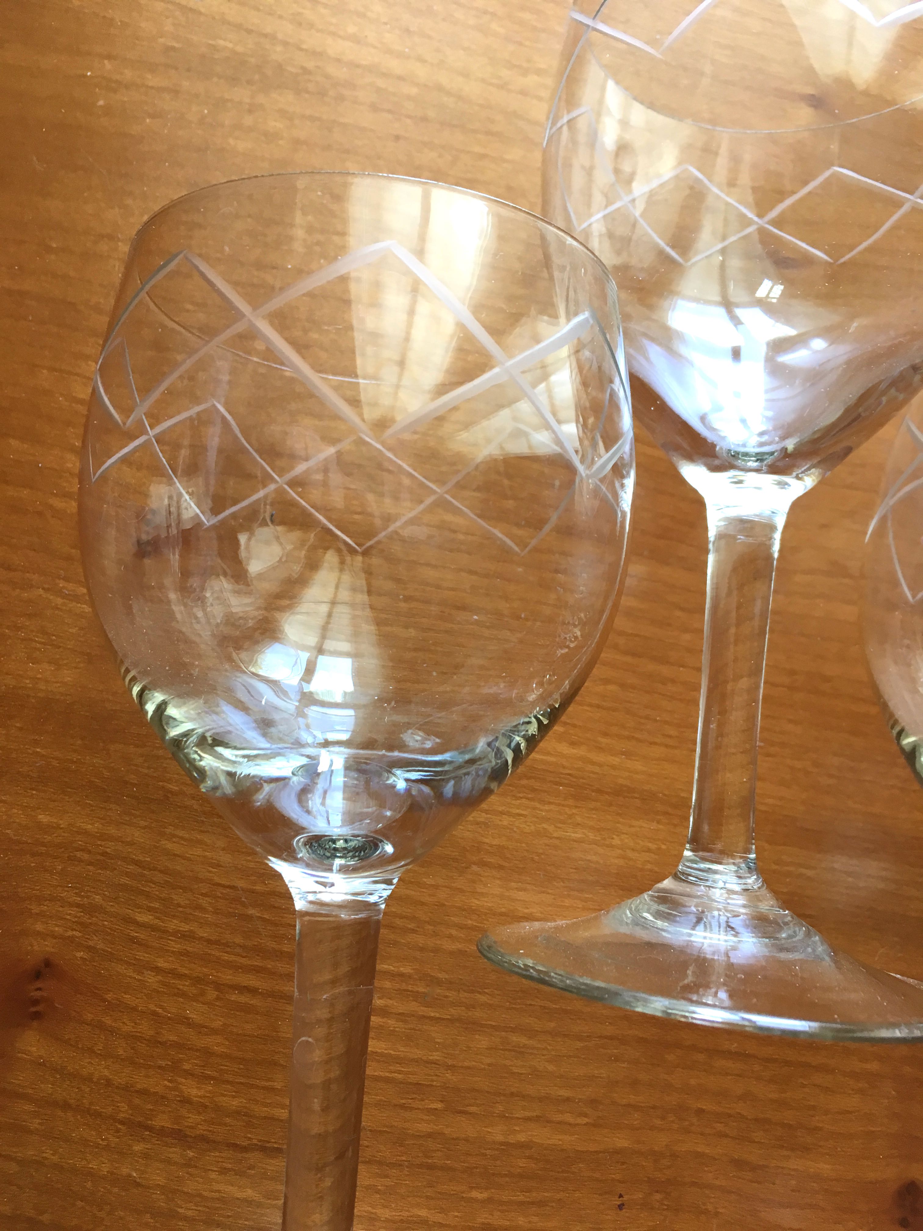 Set of 8 glasses of chiseled wine