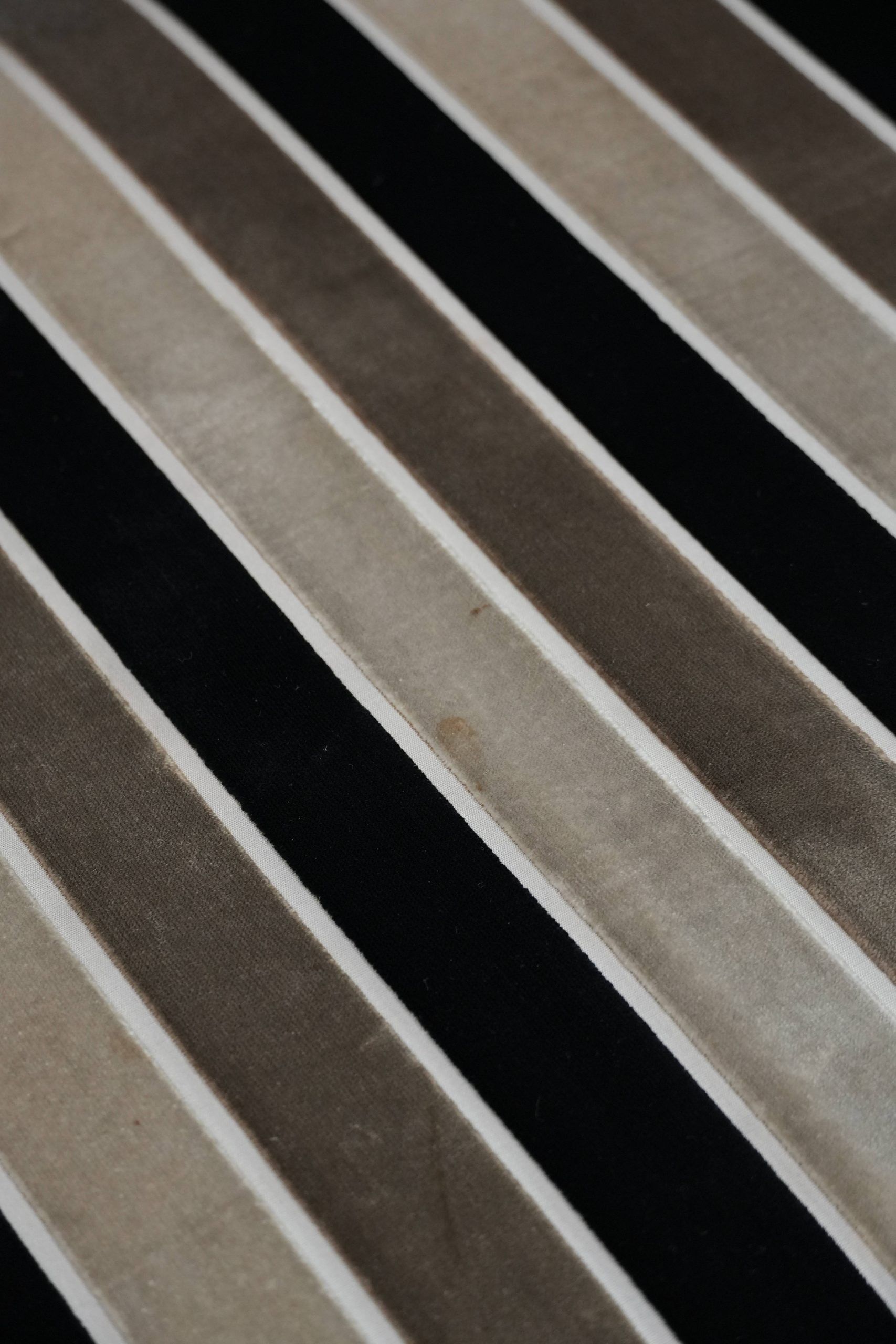 Canapé 2,5 places de luxe au design Art Déco, avec de magnifiques boiseries et un revêtement en tissu de haute qualité.