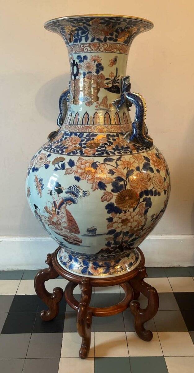Asia 20th century: very important Imari vase in porcelain, height 118 cm.