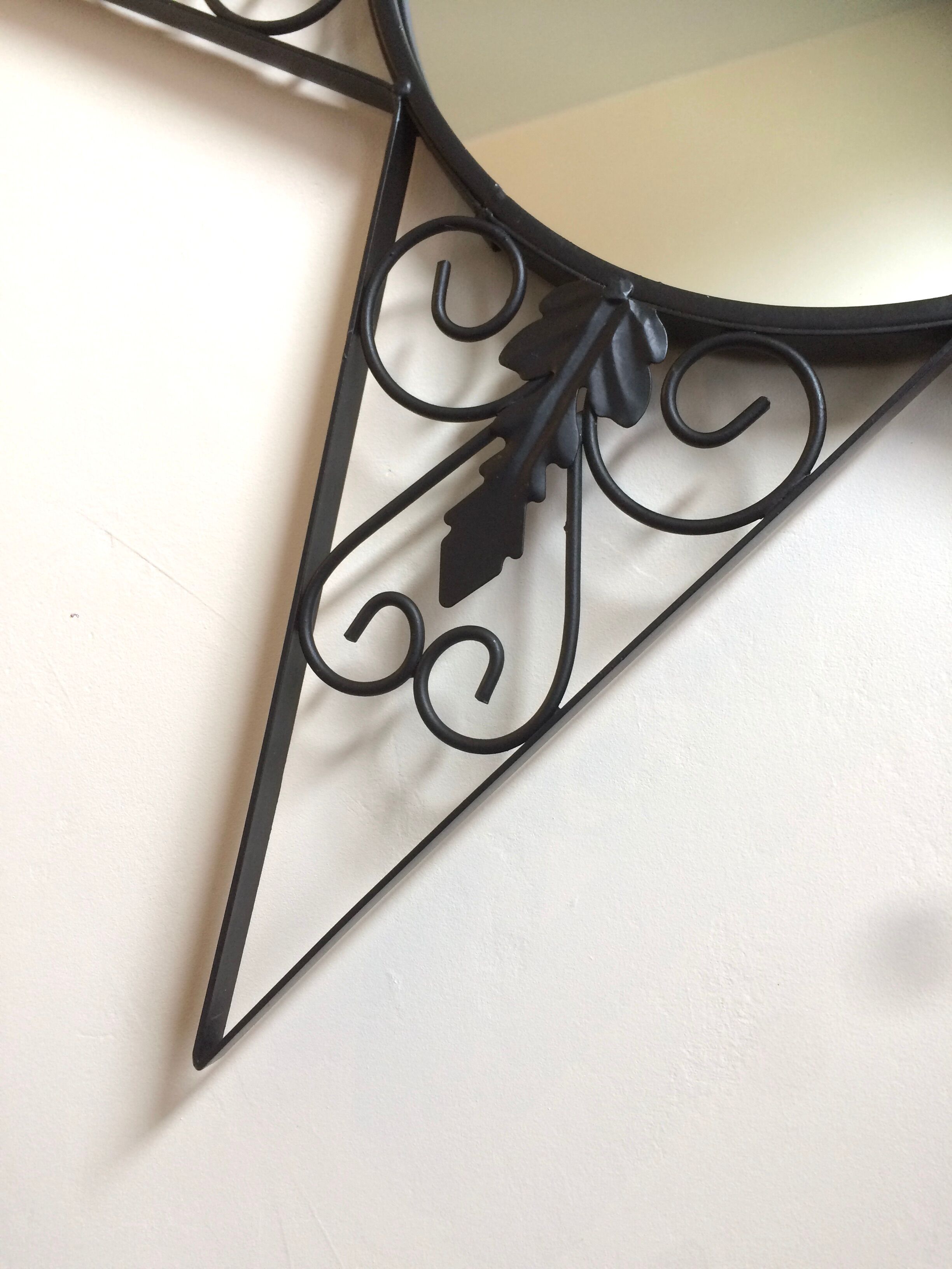 Star-shaped wrought iron round mirror