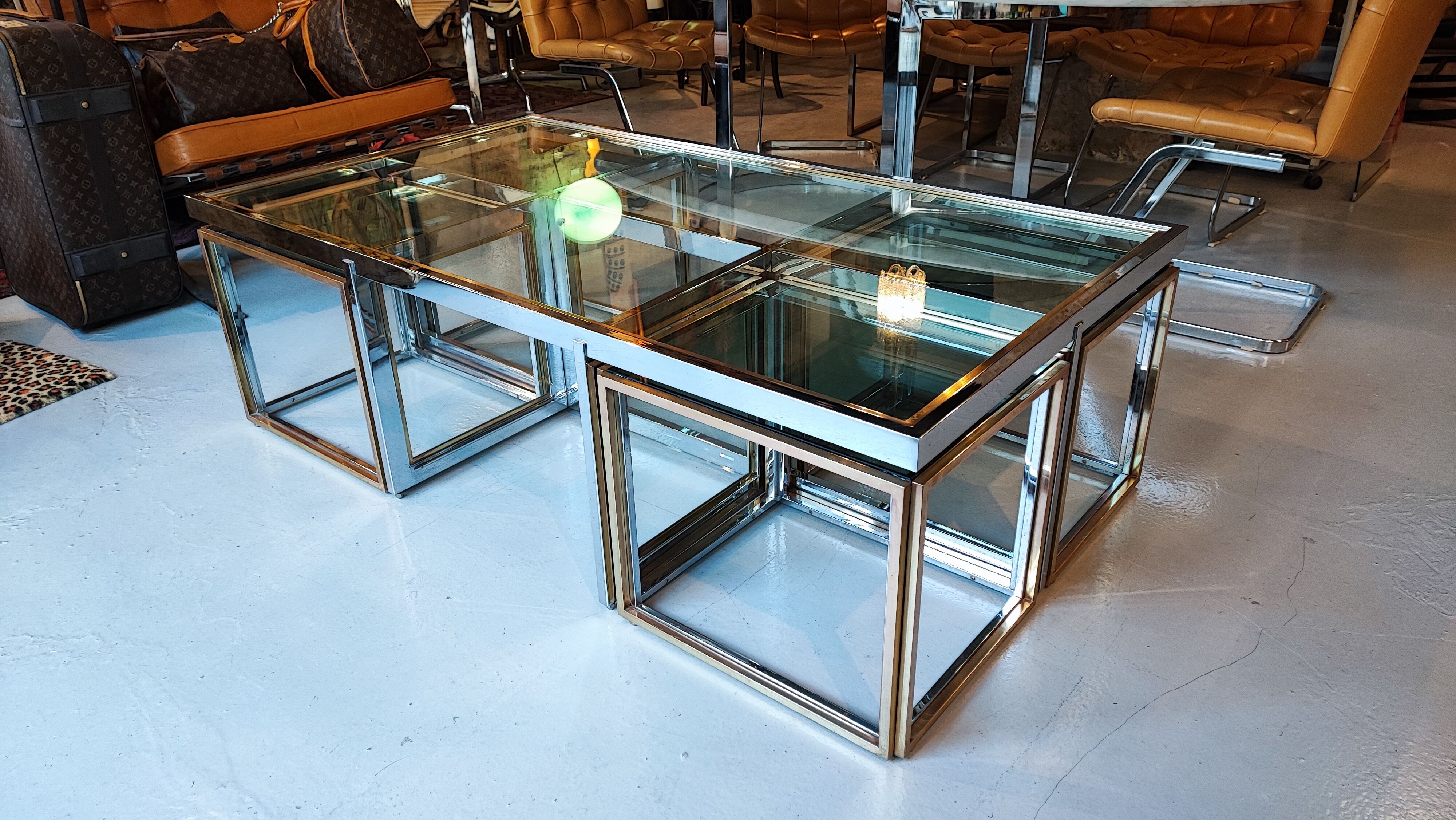 Vintage coffee table with 4 nesting tables