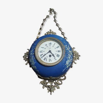 Wall clock in glazed earthenware decoration and brass chain empire style