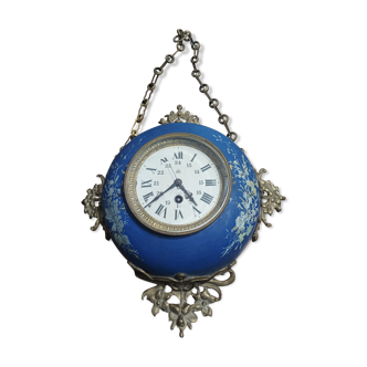 Wall clock in glazed earthenware decoration and brass chain empire style