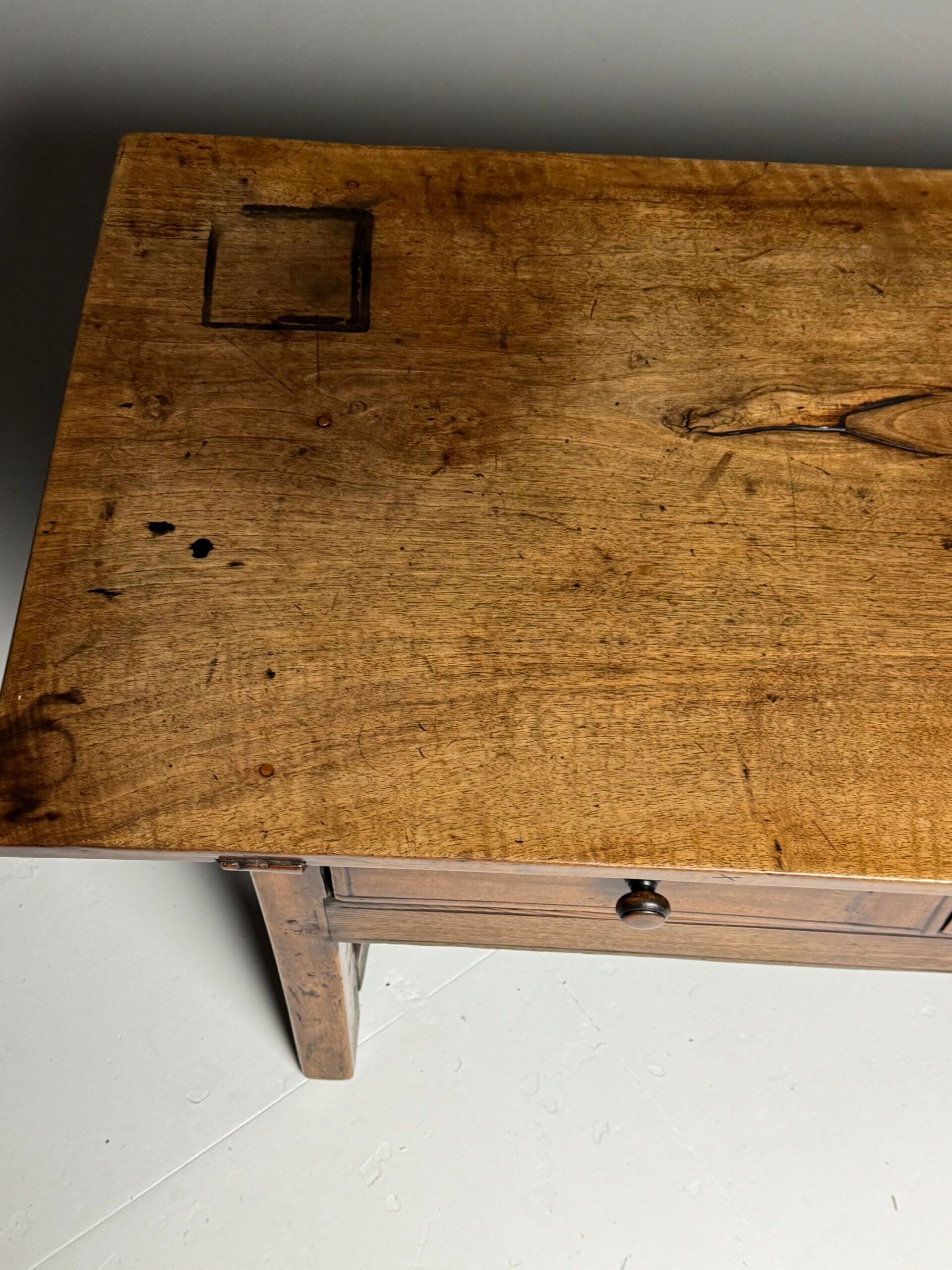 Table basse espagnole du 19ème siècle