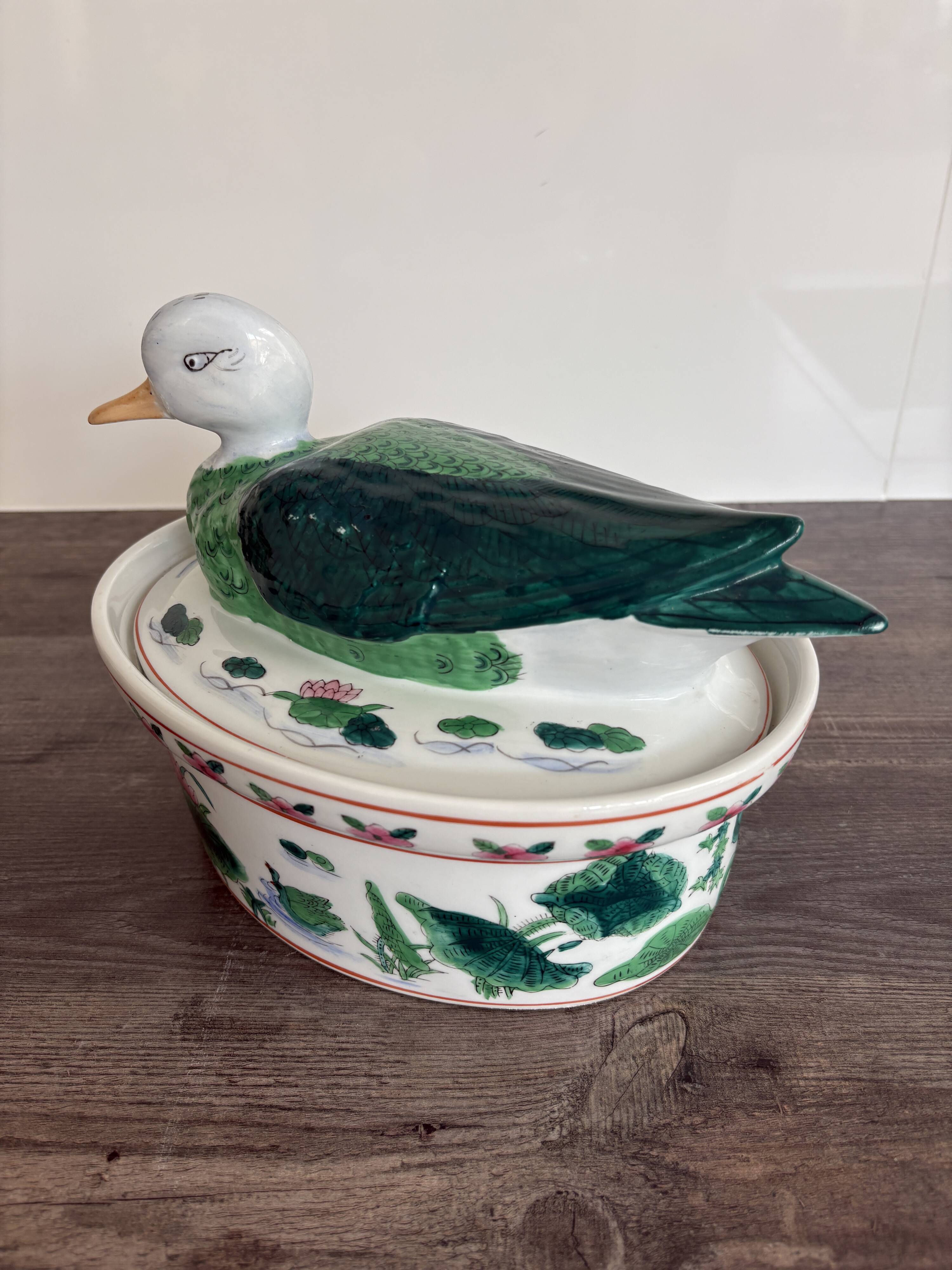 Large covered duck-shaped porcelain pot in China