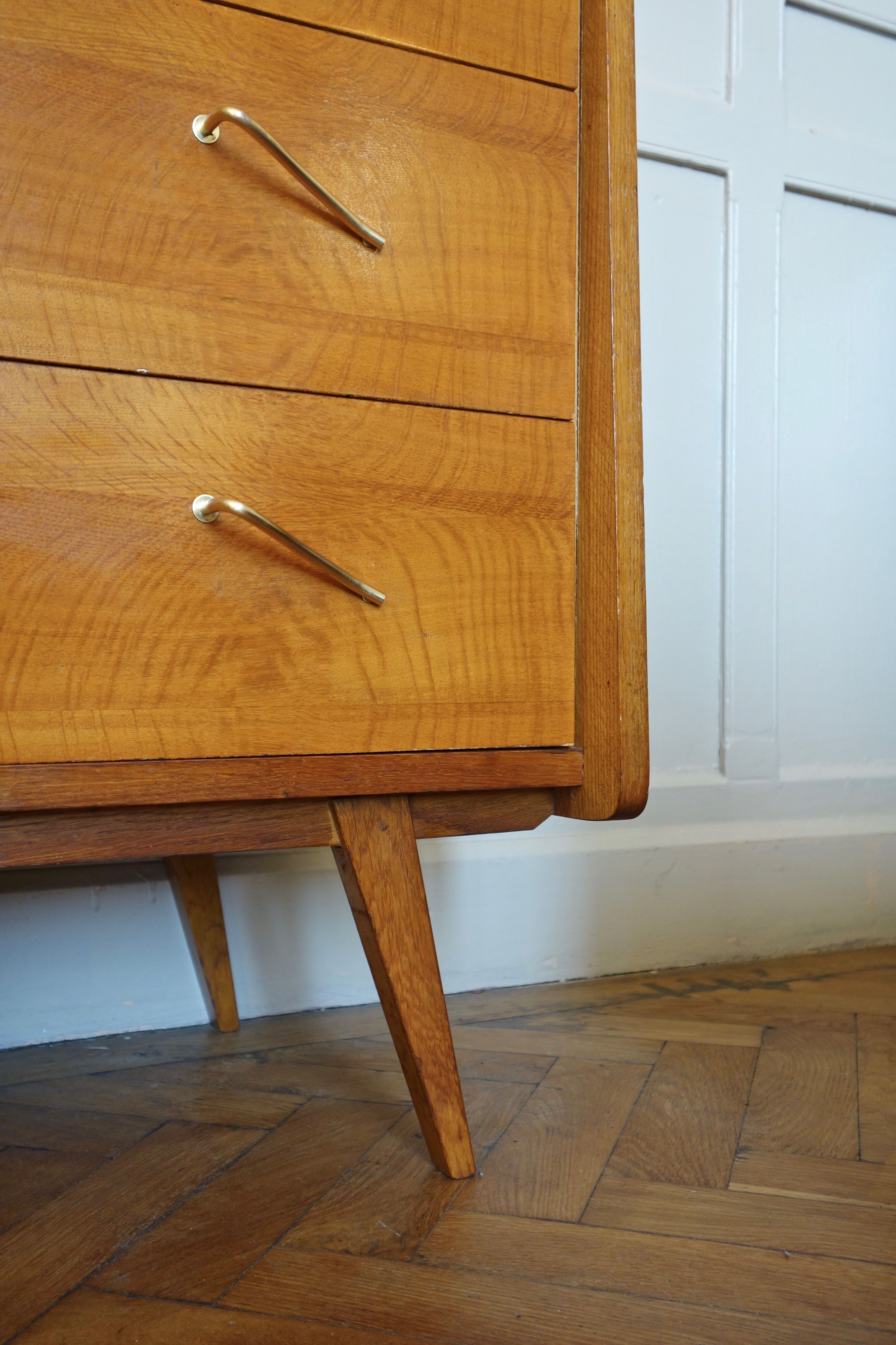 Chest of drawers in oak with compass feet of the 1950s