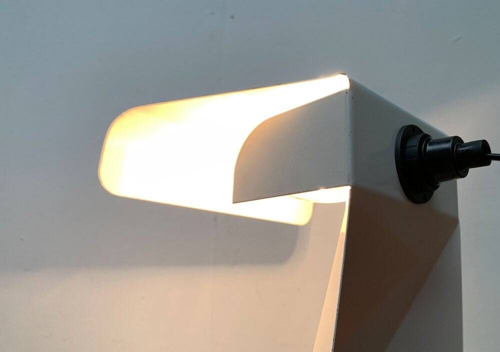 Lampe de table tole minimaliste italienne de l'âge spatial du milieu du siècle par G. Grego, années 1960.
