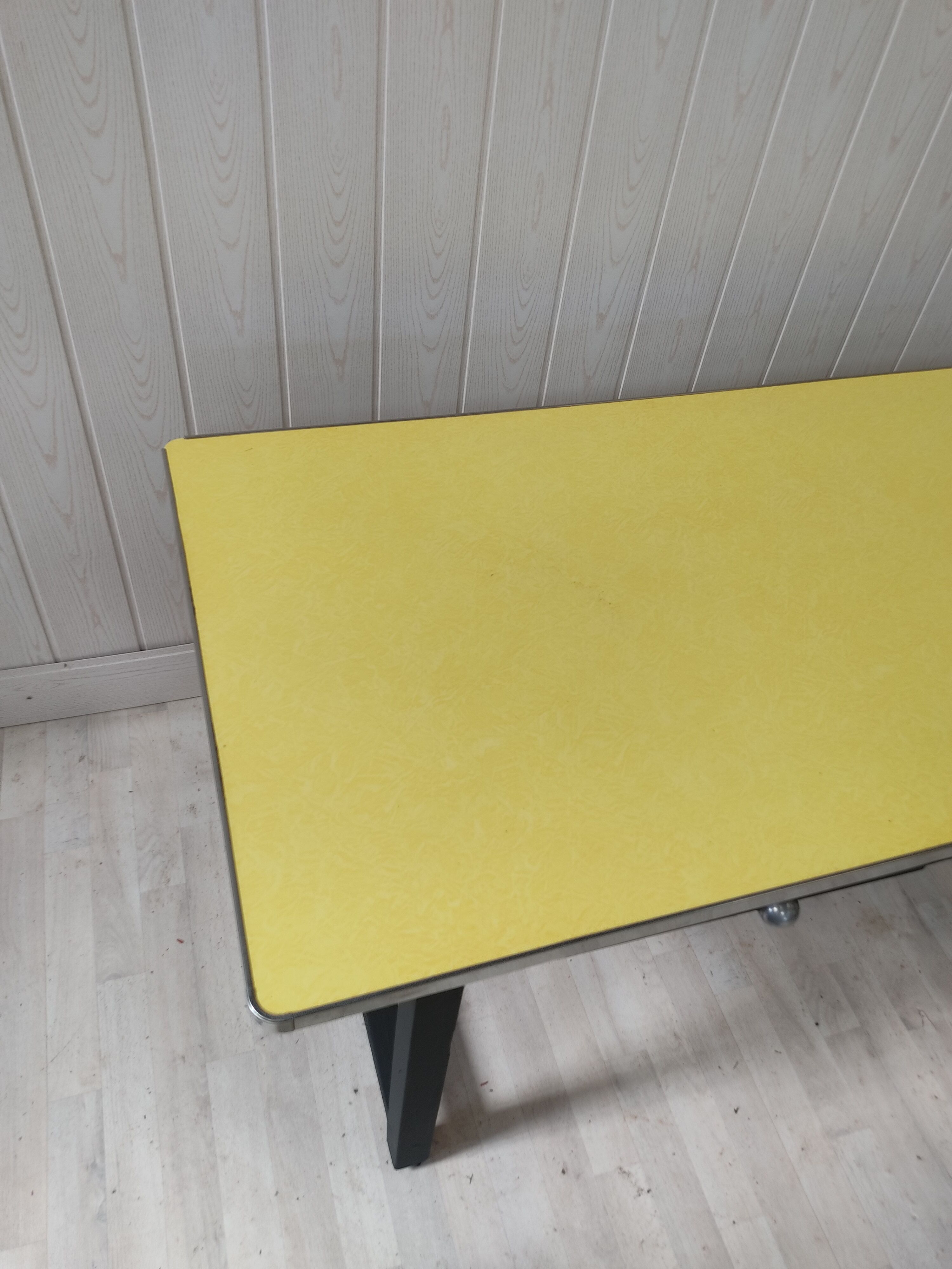 Table vintage bois et formica jaune