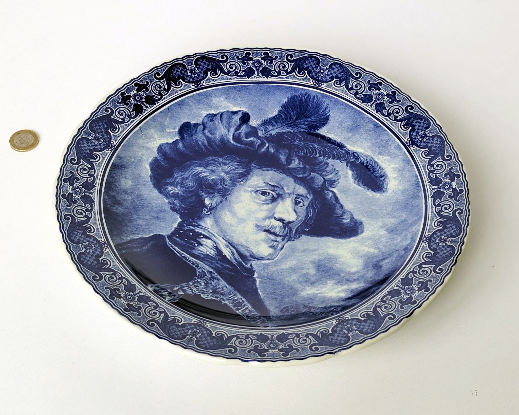 Assiette murale en céramique Boch Belgique représentant le peintre Rembrandt