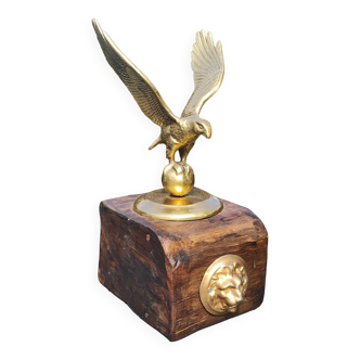 Sculpture Eagle on globe ready for flight / Lion's head on pediment. In brass and gilded bronze
