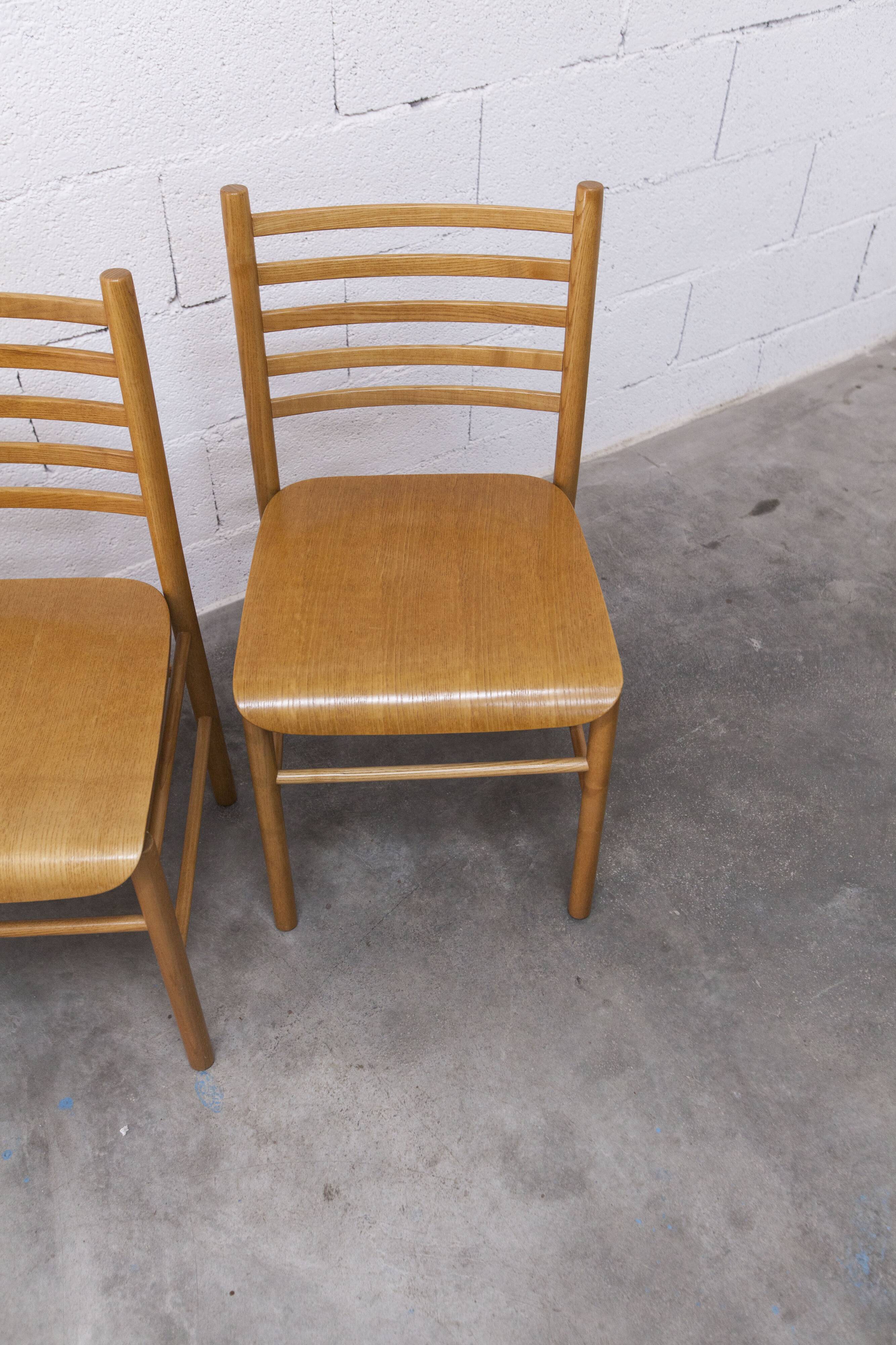 Danish ensemble transformable table 114 cm / 154 + 4 modernist chairs from the 1970s.