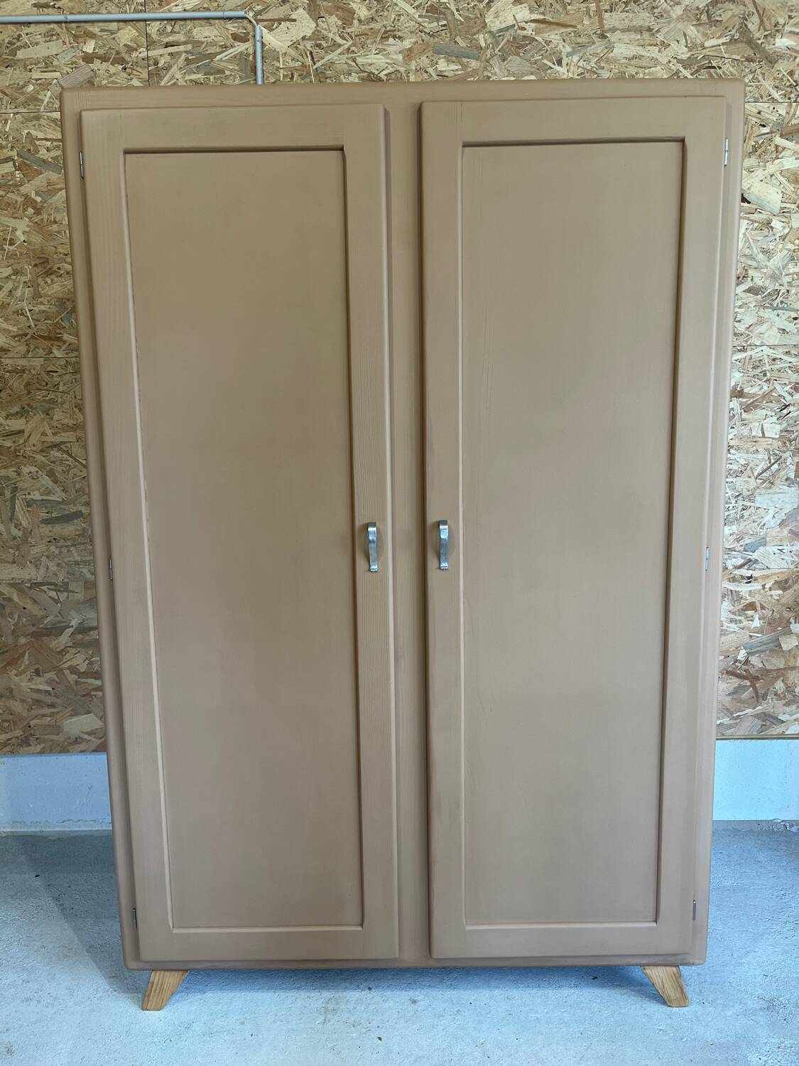 Parisian wardrobe with compass feet