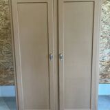 Parisian wardrobe with compass feet