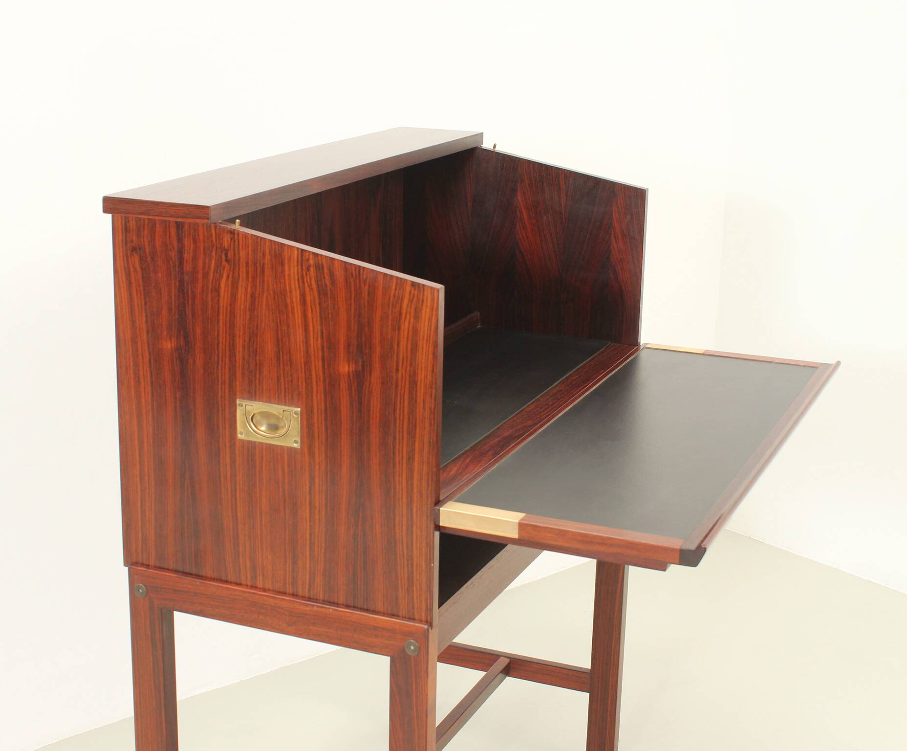 Elegant bar cabinet by Dyrlund, Denmark, 1960s.