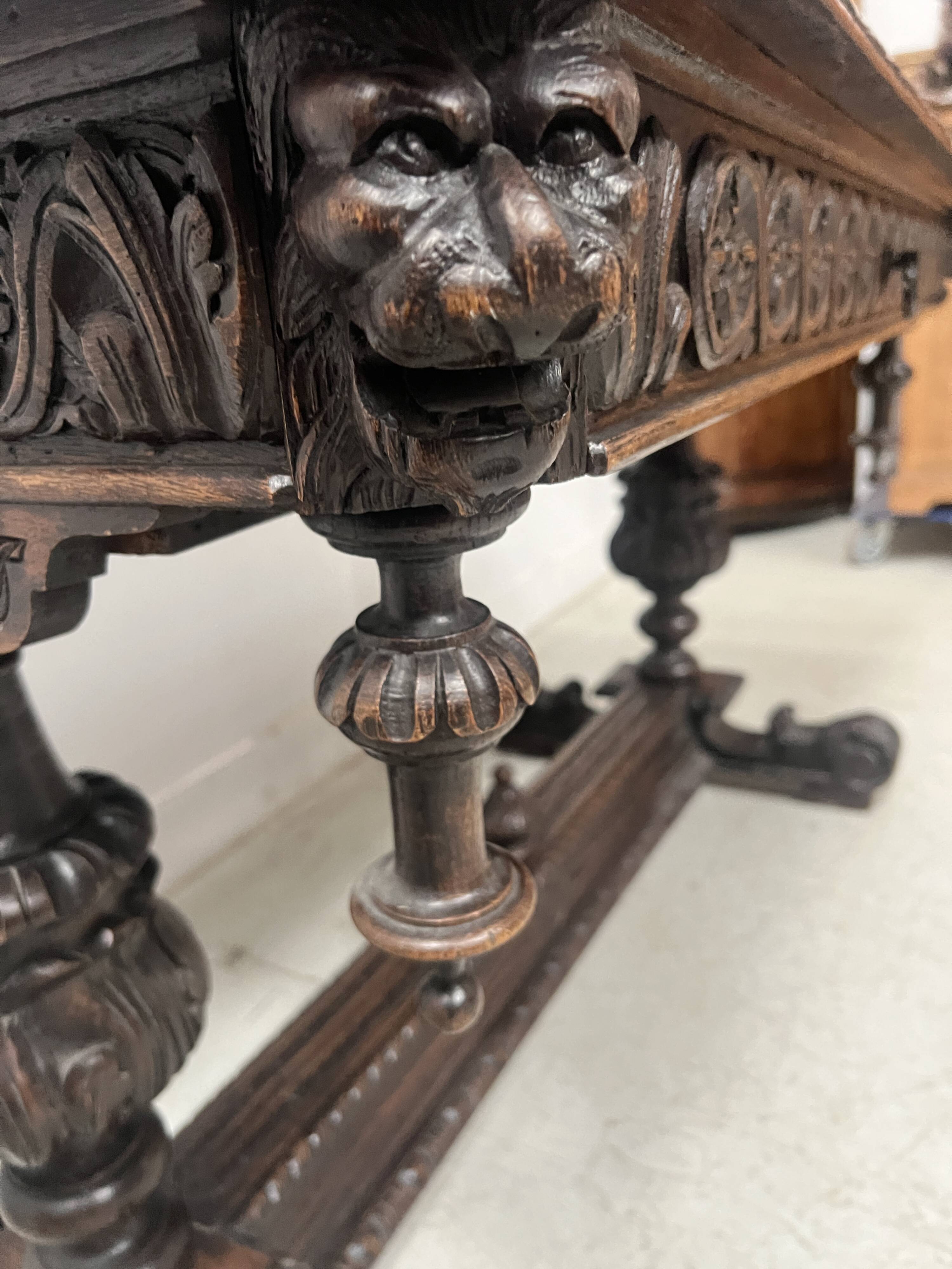 Bureau renaissance en chene sculpté XIX siècle