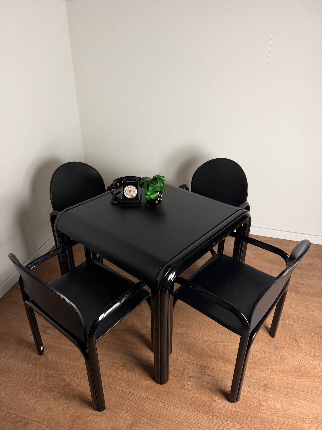 Knoll Orsay set – table & 4 chairs – black lacquered steel & faux leather