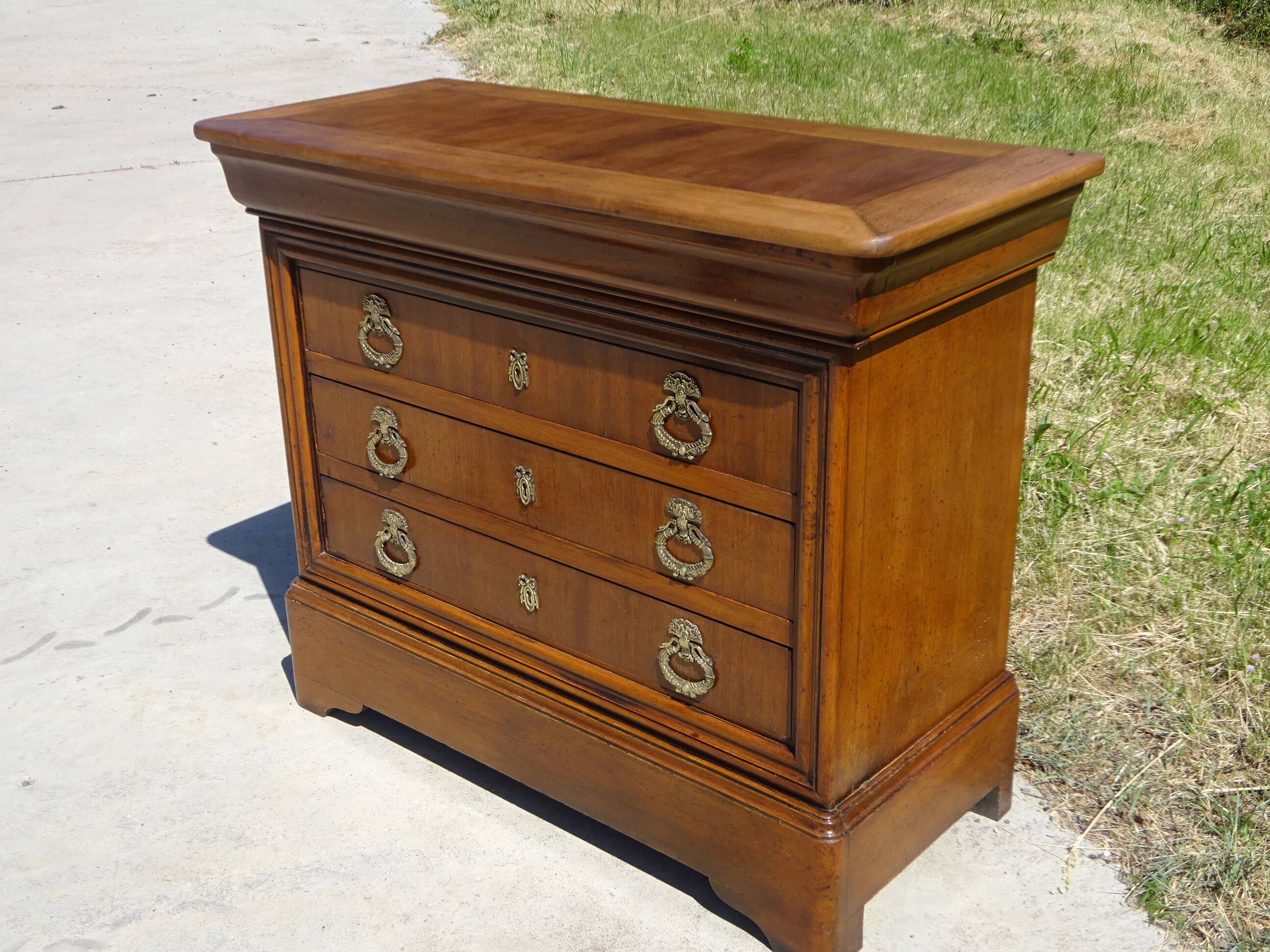 Commode 4 tiroirs, jolies poignées dorées