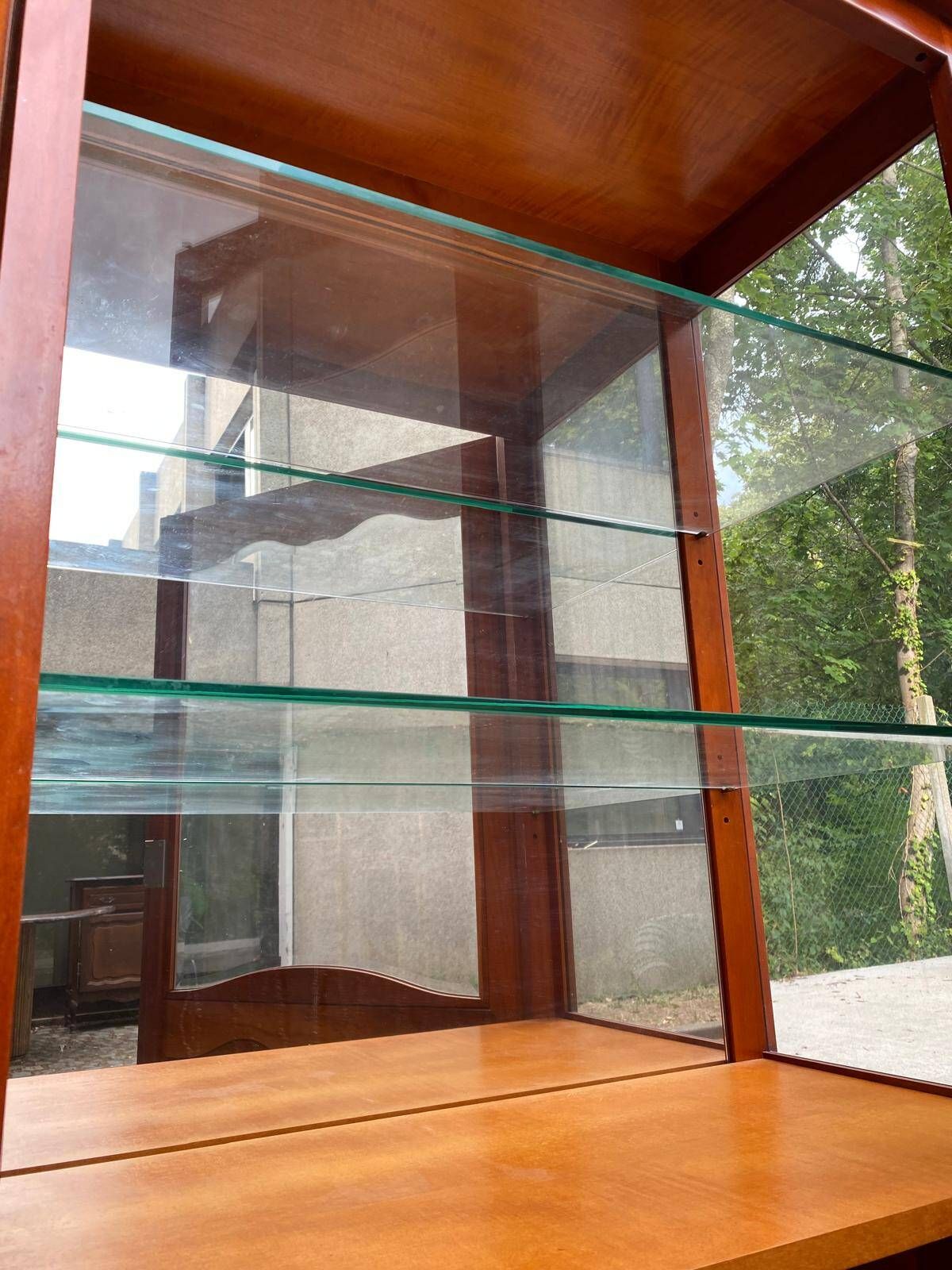 Vitrine argentier style Louis XV en merisier fond miroir & étagères Verre 9