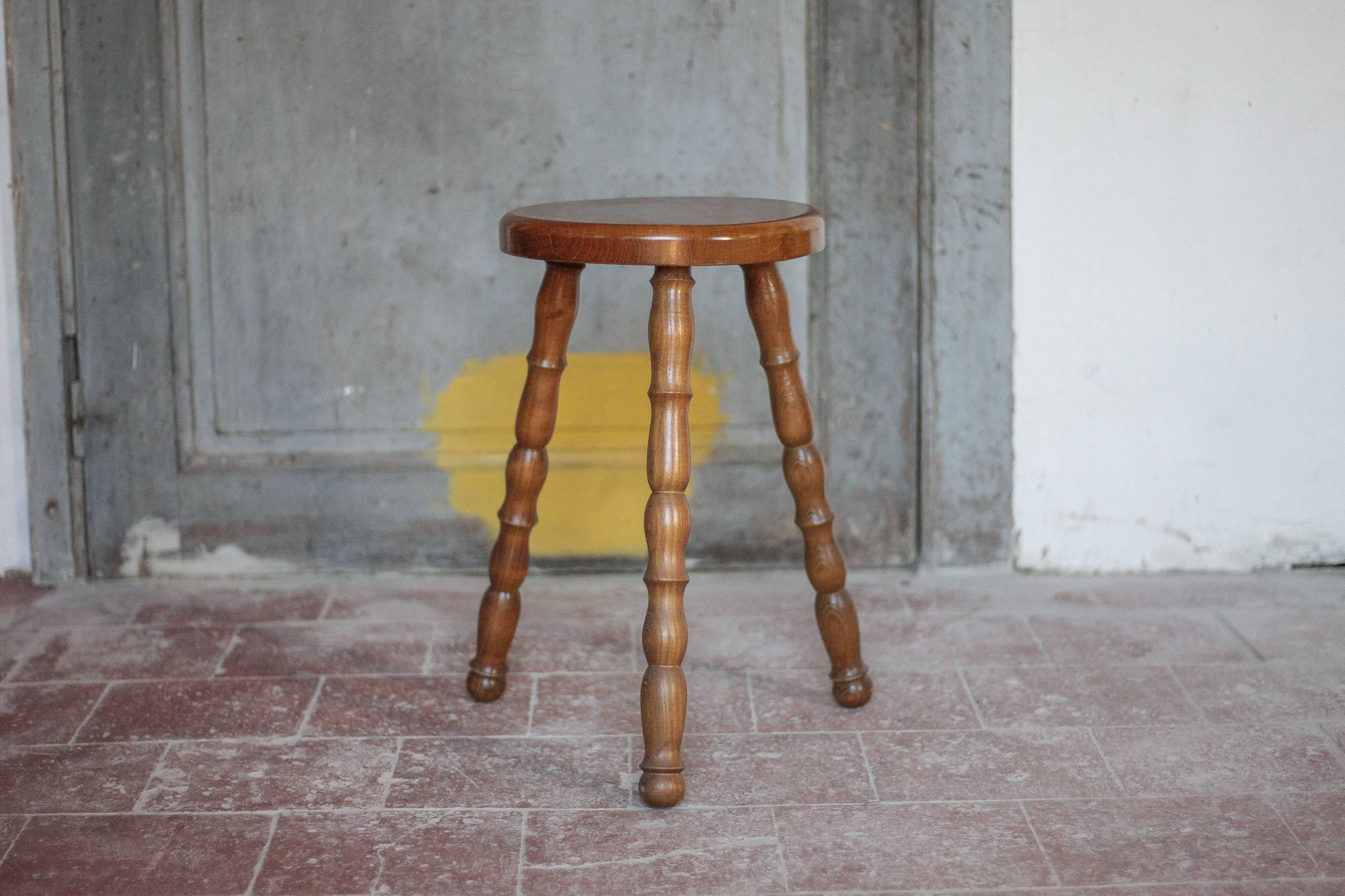 Tabouret tripode en bois