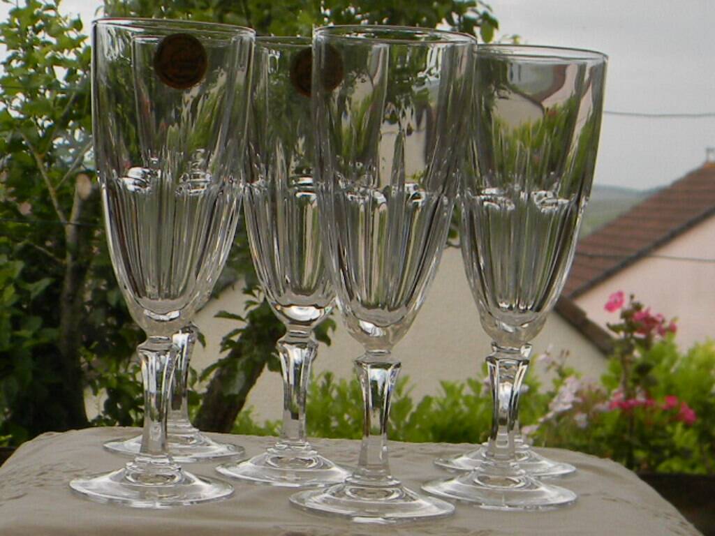 Set of 6 arques crystal champagne flutes. bergamo model.
