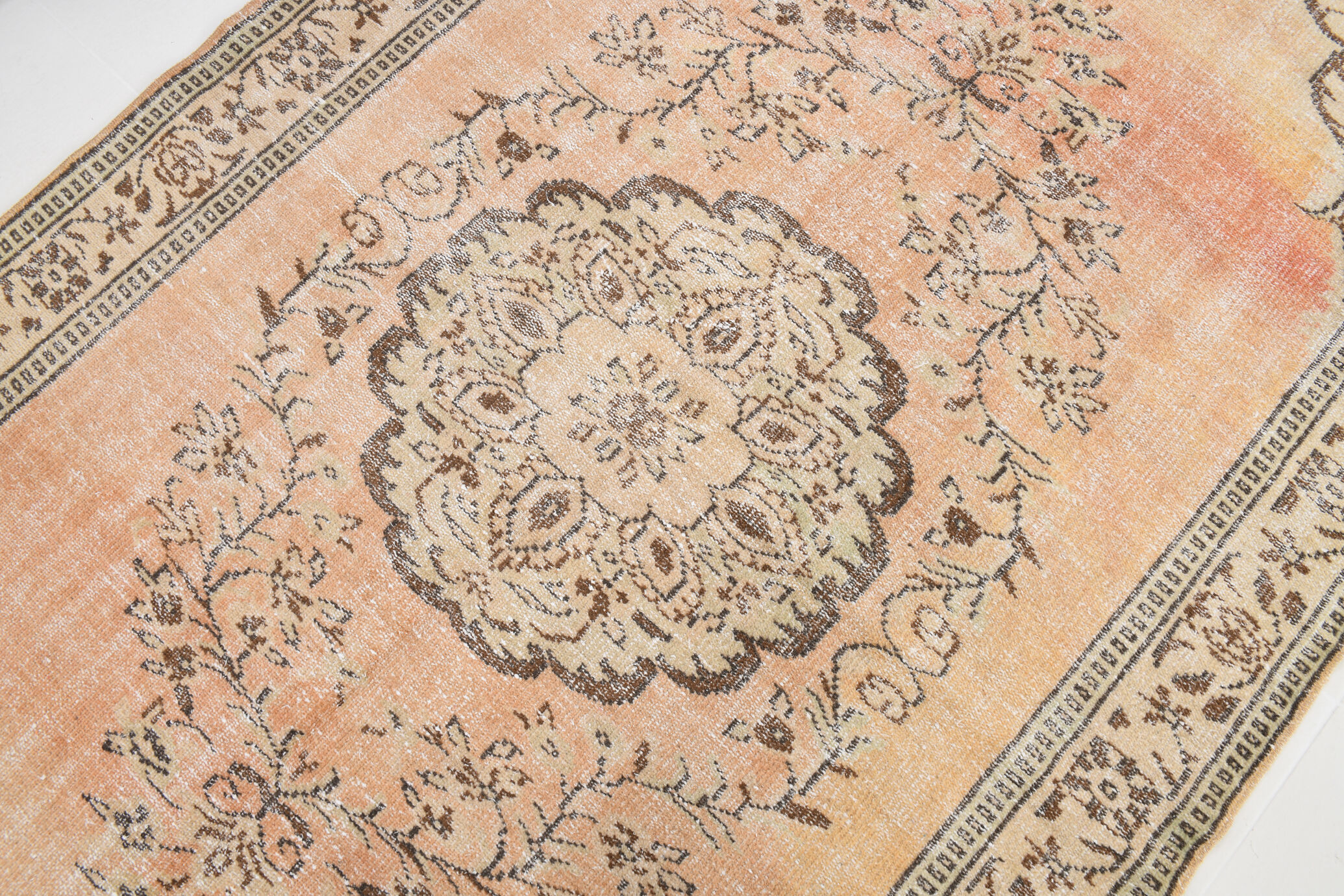 Madallion classic style distressed rug 266x161 cm